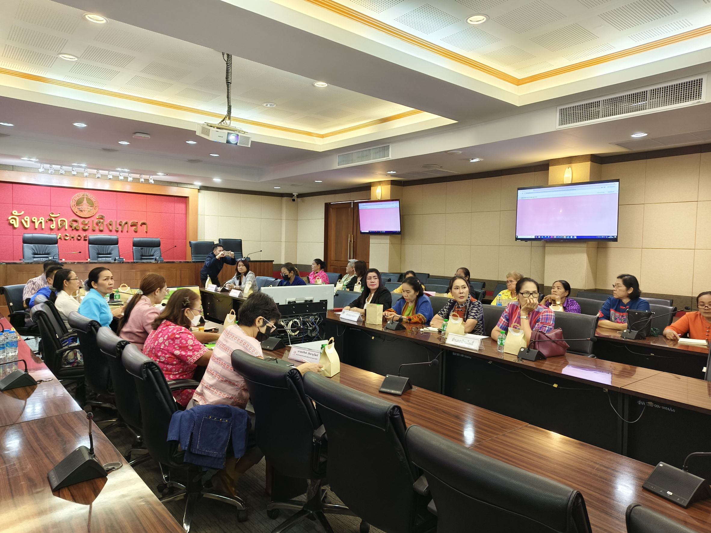 พช.แปดริ้ว ประชุมติดตามและประเมินผลทุนหมุนเวียนกองทุนพัฒนาบทบาทสตรี จังหวัดฉะเชิงเทรา ประจำปีงบประมาณ พ.ศ. ๒๕๖๘ 🧵💼