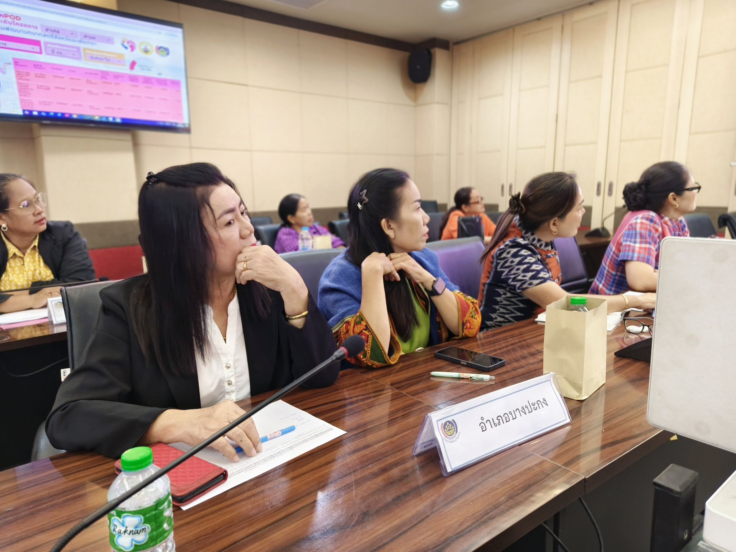 พช.แปดริ้ว ประชุมติดตามและประเมินผลทุนหมุนเวียนกองทุนพัฒนาบทบาทสตรี จังหวัดฉะเชิงเทรา ประจำปีงบประมาณ พ.ศ. ๒๕๖๘ 🧵💼