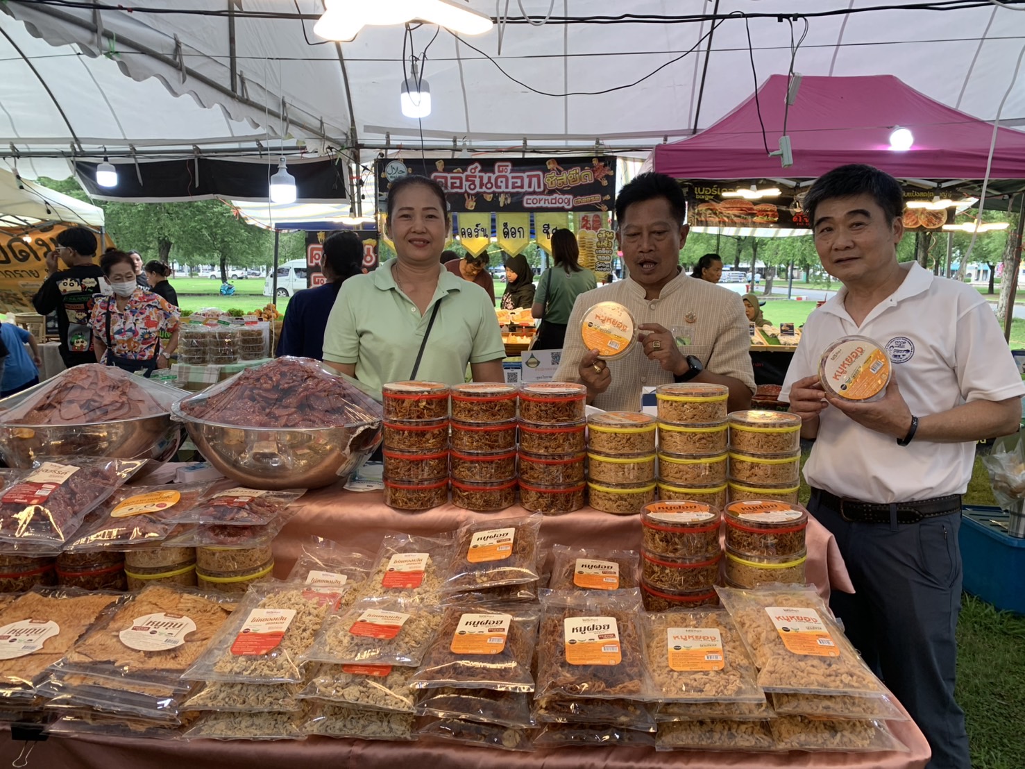 🛍️พช.ฉะเชิงเทรา ร่วมกับเครือข่ายกลุ่มอาชีพ และผู้ผลิต ผู้ประกอบการ OTOP จัดกิจกรรมส่งเสริมช่องทางการตลาด โครงการ “ตลาดนัดชุมชน คนแปดริ้วยิ้มได้” ครั้งที่ 5