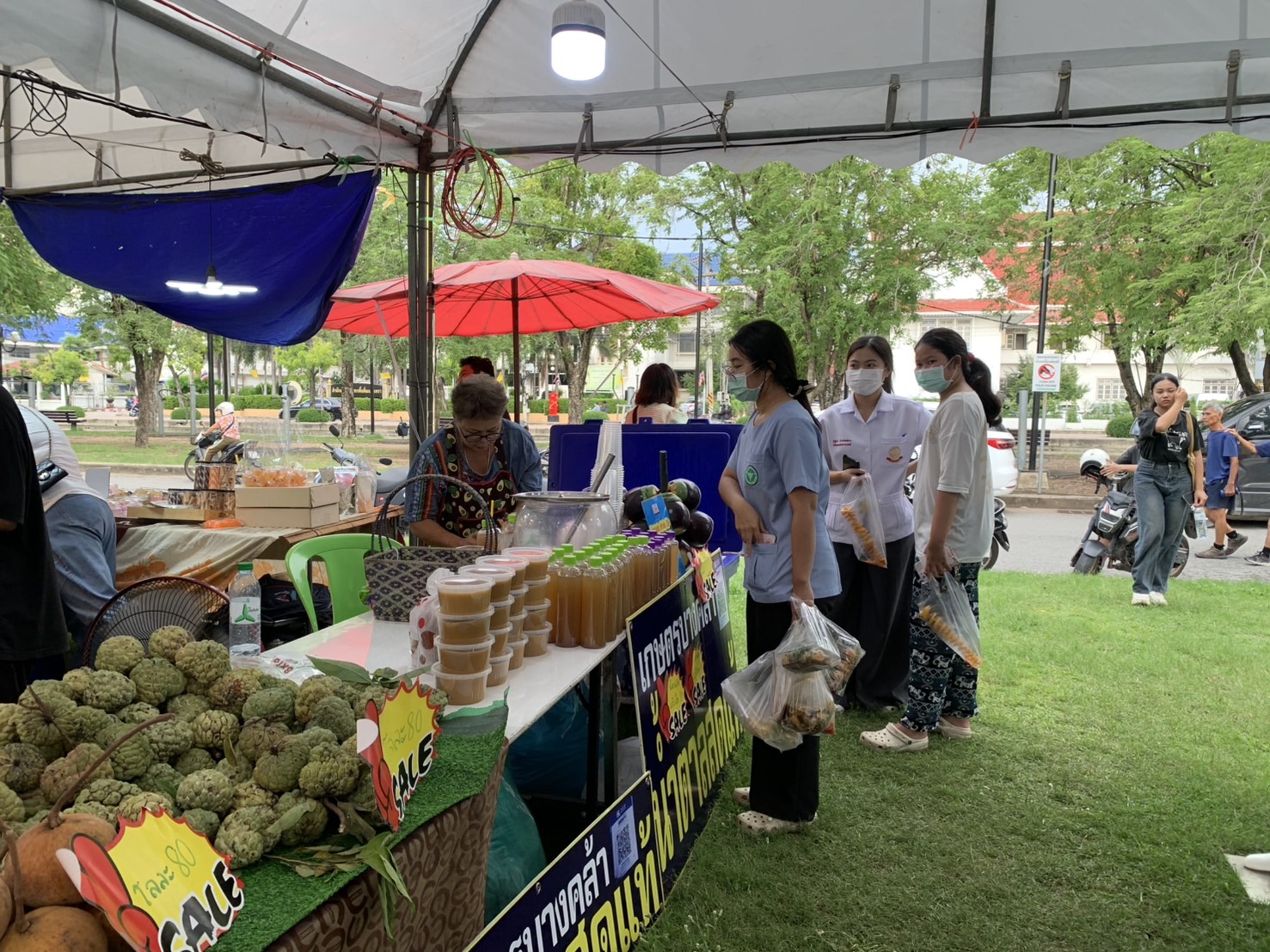 🛍️พช.ฉะเชิงเทรา ร่วมกับเครือข่ายกลุ่มอาชีพ และผู้ผลิต ผู้ประกอบการ OTOP จัดกิจกรรมส่งเสริมช่องทางการตลาด โครงการ “ตลาดนัดชุมชน คนแปดริ้วยิ้มได้” ครั้งที่ 5