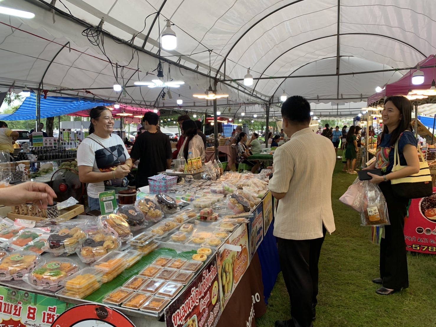 🛍️พช.ฉะเชิงเทรา ร่วมกับเครือข่ายกลุ่มอาชีพ และผู้ผลิต ผู้ประกอบการ OTOP จัดกิจกรรมส่งเสริมช่องทางการตลาด โครงการ “ตลาดนัดชุมชน คนแปดริ้วยิ้มได้” ครั้งที่ 5