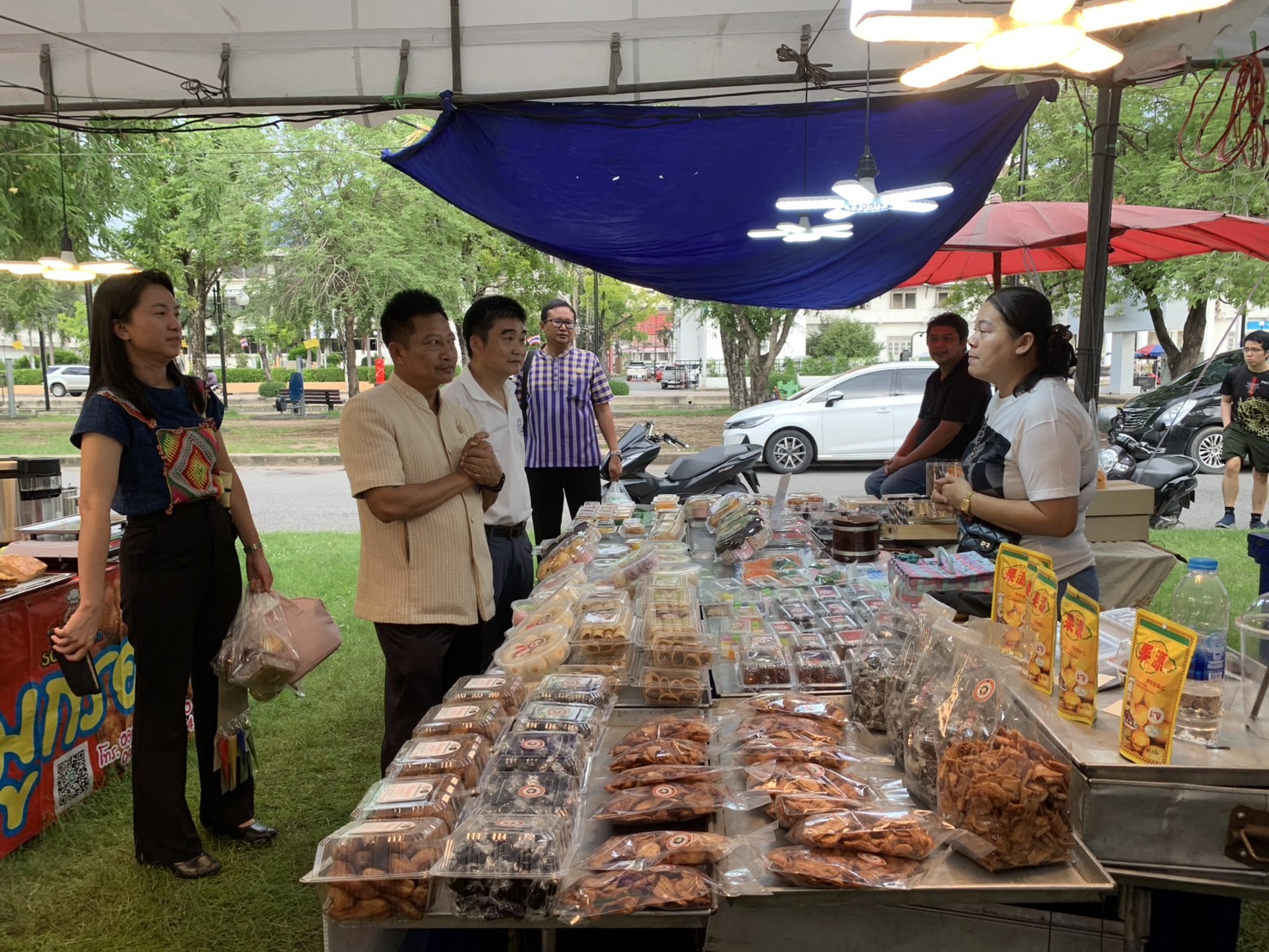 🛍️พช.ฉะเชิงเทรา ร่วมกับเครือข่ายกลุ่มอาชีพ และผู้ผลิต ผู้ประกอบการ OTOP จัดกิจกรรมส่งเสริมช่องทางการตลาด โครงการ “ตลาดนัดชุมชน คนแปดริ้วยิ้มได้” ครั้งที่ 5