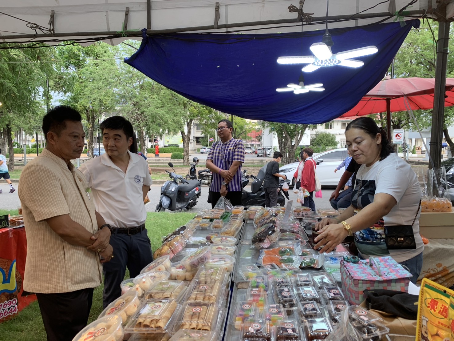 🛍️พช.ฉะเชิงเทรา ร่วมกับเครือข่ายกลุ่มอาชีพ และผู้ผลิต ผู้ประกอบการ OTOP จัดกิจกรรมส่งเสริมช่องทางการตลาด โครงการ “ตลาดนัดชุมชน คนแปดริ้วยิ้มได้” ครั้งที่ 5