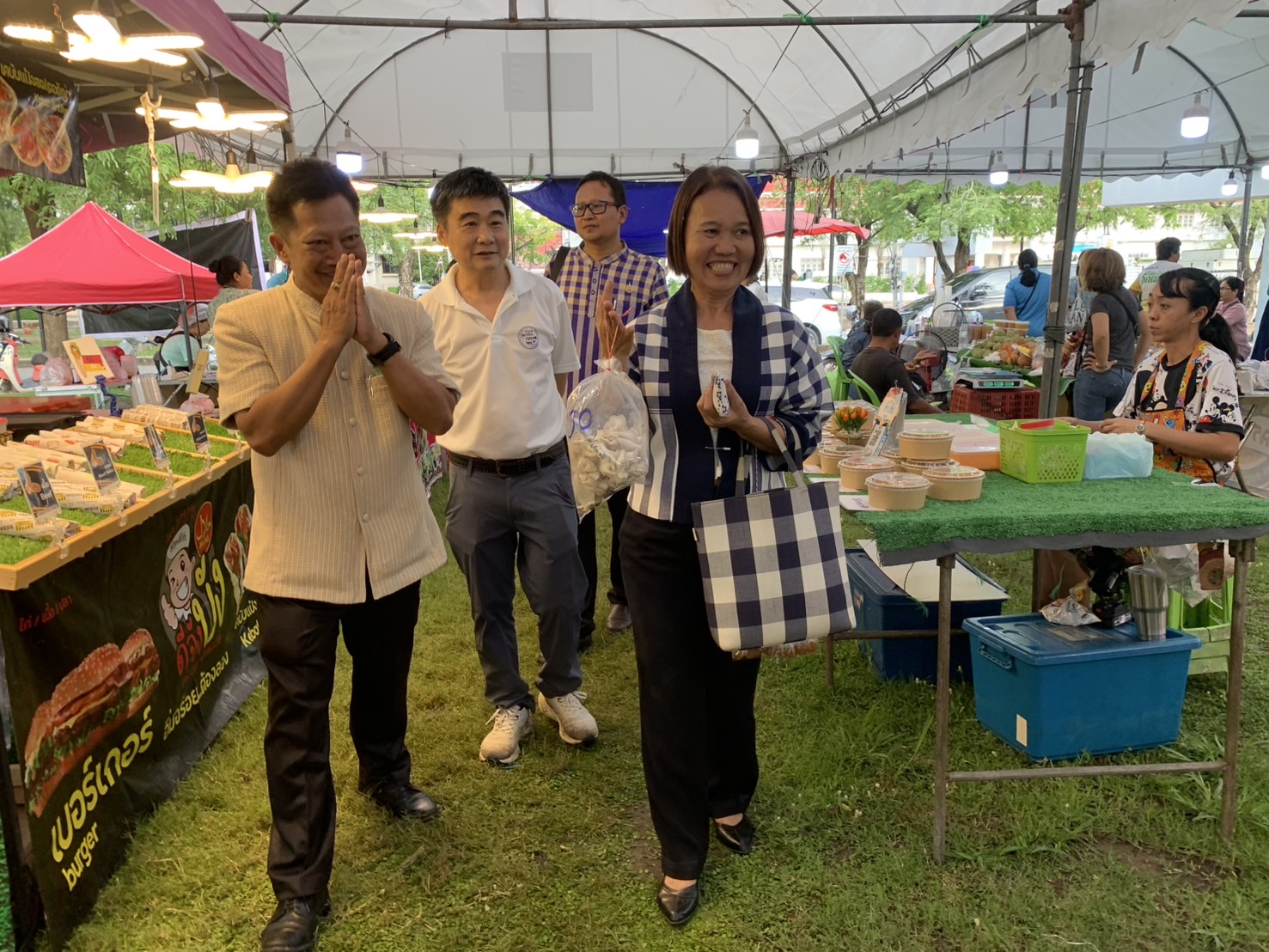 🛍️พช.ฉะเชิงเทรา ร่วมกับเครือข่ายกลุ่มอาชีพ และผู้ผลิต ผู้ประกอบการ OTOP จัดกิจกรรมส่งเสริมช่องทางการตลาด โครงการ “ตลาดนัดชุมชน คนแปดริ้วยิ้มได้” ครั้งที่ 5