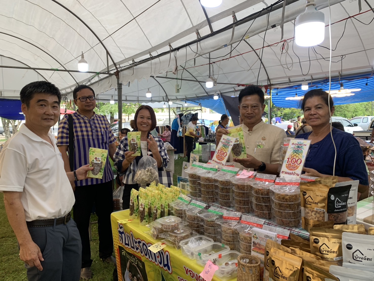 🛍️พช.ฉะเชิงเทรา ร่วมกับเครือข่ายกลุ่มอาชีพ และผู้ผลิต ผู้ประกอบการ OTOP จัดกิจกรรมส่งเสริมช่องทางการตลาด โครงการ “ตลาดนัดชุมชน คนแปดริ้วยิ้มได้” ครั้งที่ 5