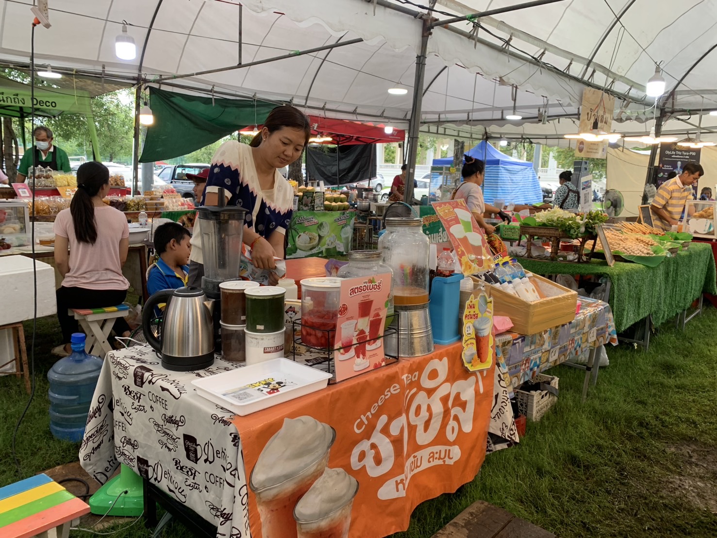 🛍️พช.ฉะเชิงเทรา ร่วมกับเครือข่ายกลุ่มอาชีพ และผู้ผลิต ผู้ประกอบการ OTOP จัดกิจกรรมส่งเสริมช่องทางการตลาด โครงการ “ตลาดนัดชุมชน คนแปดริ้วยิ้มได้” ครั้งที่ 5