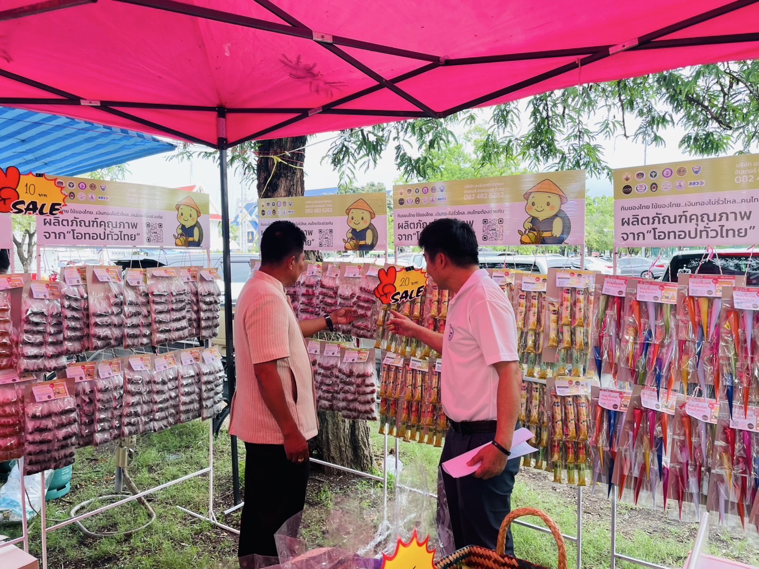 🛍️พช.ฉะเชิงเทรา ร่วมกับเครือข่ายกลุ่มอาชีพ และผู้ผลิต ผู้ประกอบการ OTOP จัดกิจกรรมส่งเสริมช่องทางการตลาด โครงการ “ตลาดนัดชุมชน คนแปดริ้วยิ้มได้” ครั้งที่ 5