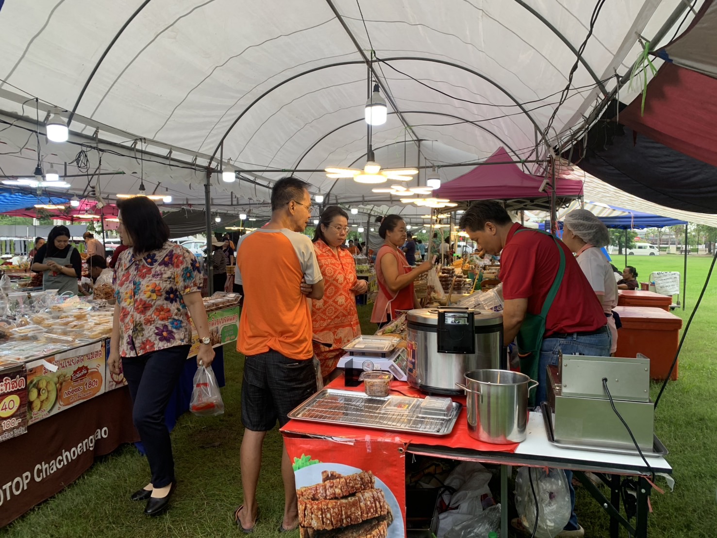 🛍️พช.ฉะเชิงเทรา ร่วมกับเครือข่ายกลุ่มอาชีพ และผู้ผลิต ผู้ประกอบการ OTOP จัดกิจกรรมส่งเสริมช่องทางการตลาด โครงการ “ตลาดนัดชุมชน คนแปดริ้วยิ้มได้” ครั้งที่ 6 (วันที่ 2)