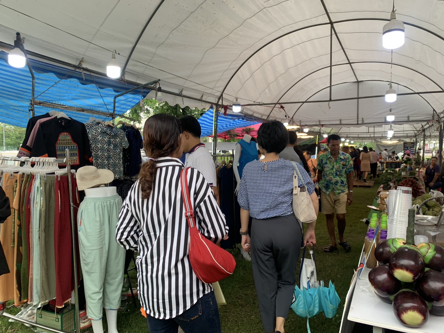 🛍️พช.ฉะเชิงเทรา ร่วมกับเครือข่ายกลุ่มอาชีพ และผู้ผลิต ผู้ประกอบการ OTOP จัดกิจกรรมส่งเสริมช่องทางการตลาด โครงการ “ตลาดนัดชุมชน คนแปดริ้วยิ้มได้” ครั้งที่ 6 (วันที่ 2)