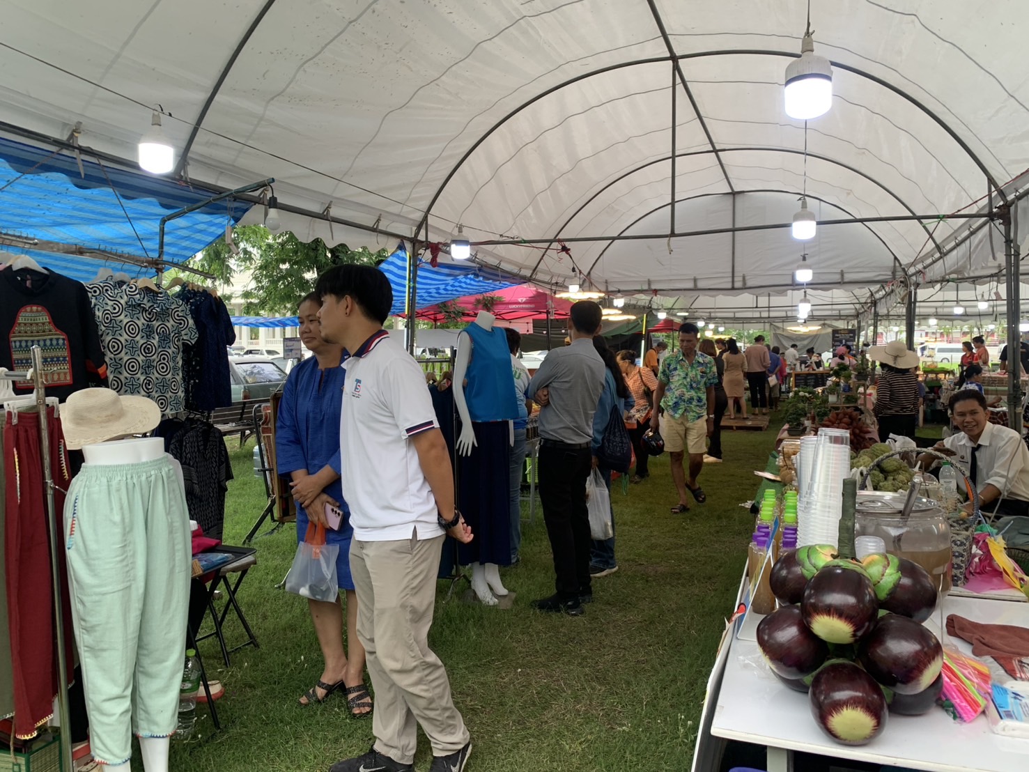 🛍️พช.ฉะเชิงเทรา ร่วมกับเครือข่ายกลุ่มอาชีพ และผู้ผลิต ผู้ประกอบการ OTOP จัดกิจกรรมส่งเสริมช่องทางการตลาด โครงการ “ตลาดนัดชุมชน คนแปดริ้วยิ้มได้” ครั้งที่ 6 (วันที่ 2)