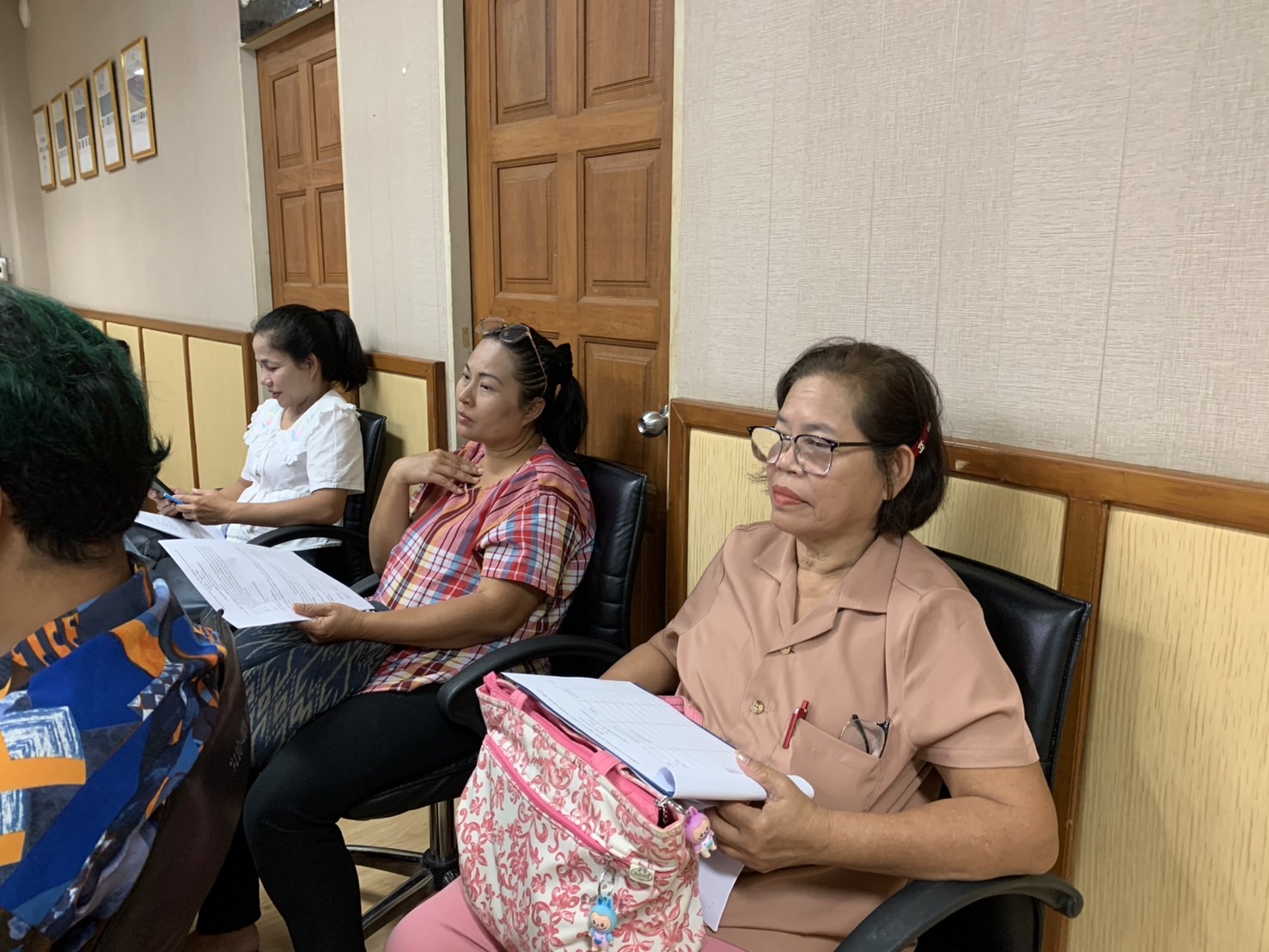 พช. ฉะเชิงเทรา จัดประชุมคัดเลือกผู้ผลิต ผู้ประกอบการ OTOP ร่วมจำหน่ายในงาน OTOP ศิลปาชีพ ประทีปไทย OTOP ก้าวไกลด้วยพระบารมี และประชุมคณะกรรมการเครือข่ายกลุ่มอาชีพ ผู้ผลิต และผู้ประกอบการหนึ่งตำบล หนึ่งผลิตภัณฑ์ ระดับจังหวัด