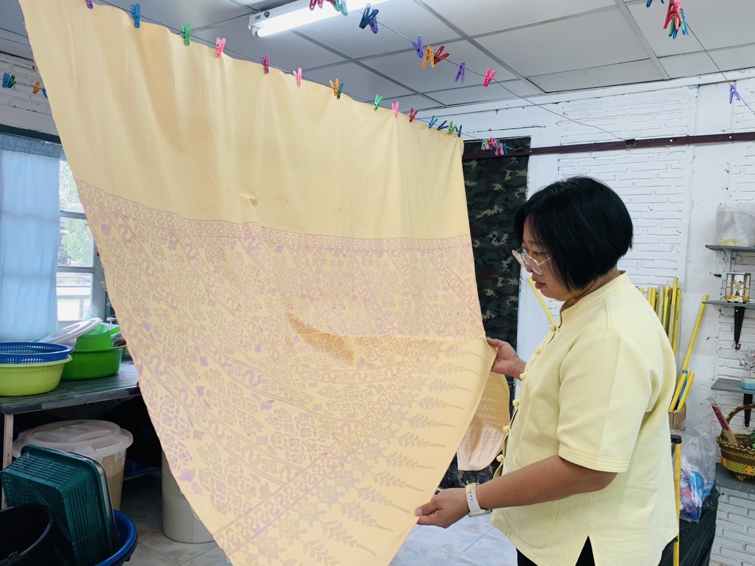 พช.ฉะเชิงเทรา ติดตาม ให้กำลังใจผู้ผลิต ผู้ประกอบการผ้า อ.เมืองฯ ร่วมส่งประกวดผ้าลายพระราชทาน “ผ้าลายสิริราชพัสตราภรณ์“ กลุ่มค่ายศรีโสธร