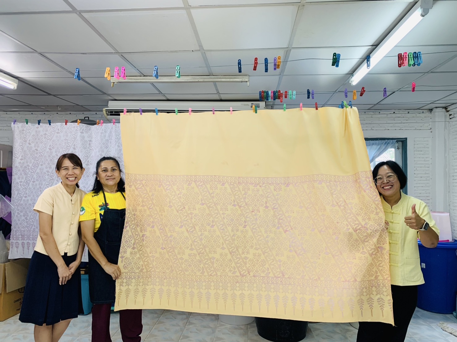 พช.ฉะเชิงเทรา ติดตาม ให้กำลังใจผู้ผลิต ผู้ประกอบการผ้า อ.เมืองฯ ร่วมส่งประกวดผ้าลายพระราชทาน “ผ้าลายสิริราชพัสตราภรณ์“ กลุ่มค่ายศรีโสธร