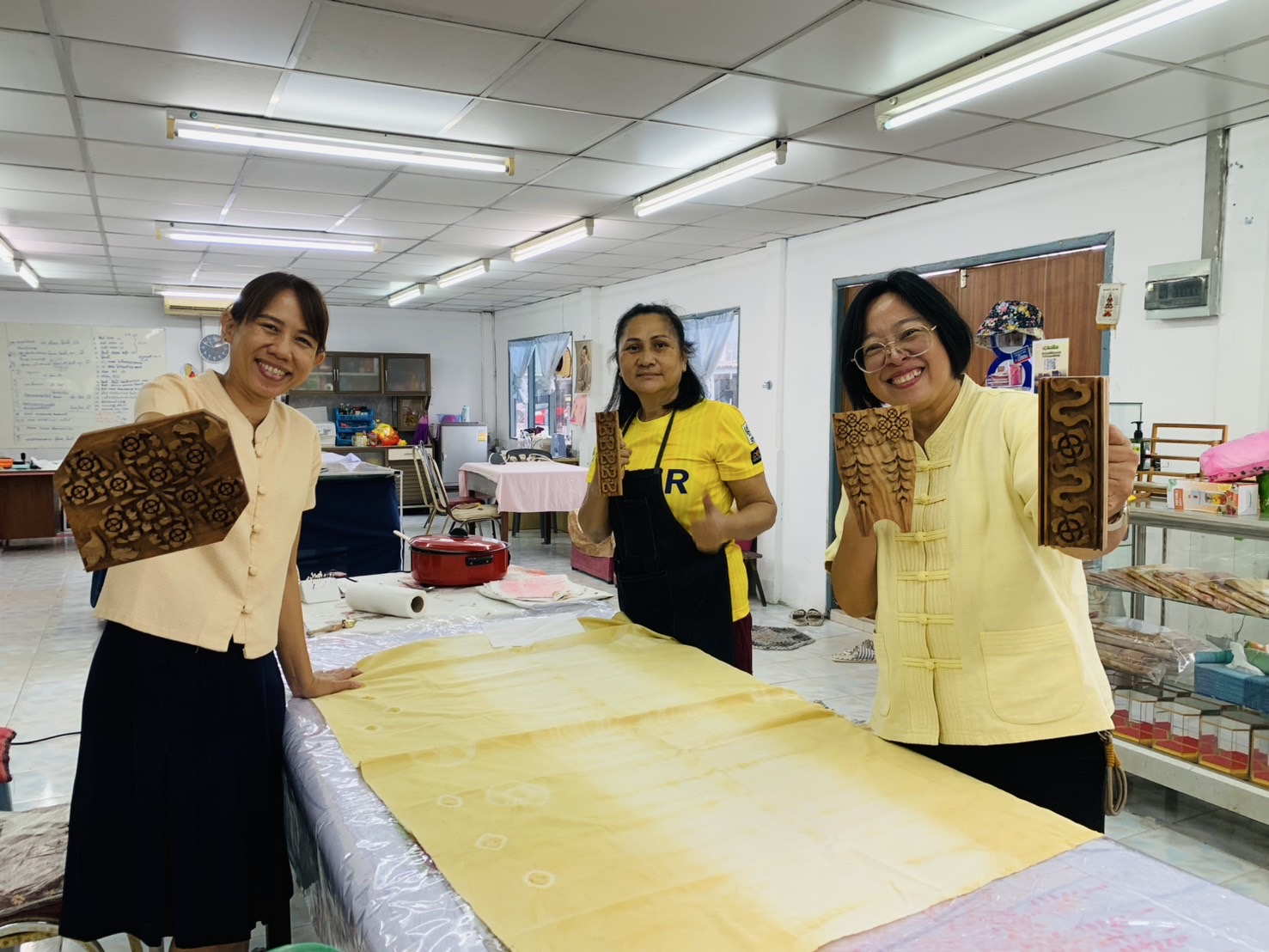 พช.ฉะเชิงเทรา ติดตาม ให้กำลังใจผู้ผลิต ผู้ประกอบการผ้า อ.เมืองฯ ร่วมส่งประกวดผ้าลายพระราชทาน “ผ้าลายสิริราชพัสตราภรณ์“ กลุ่มค่ายศรีโสธร