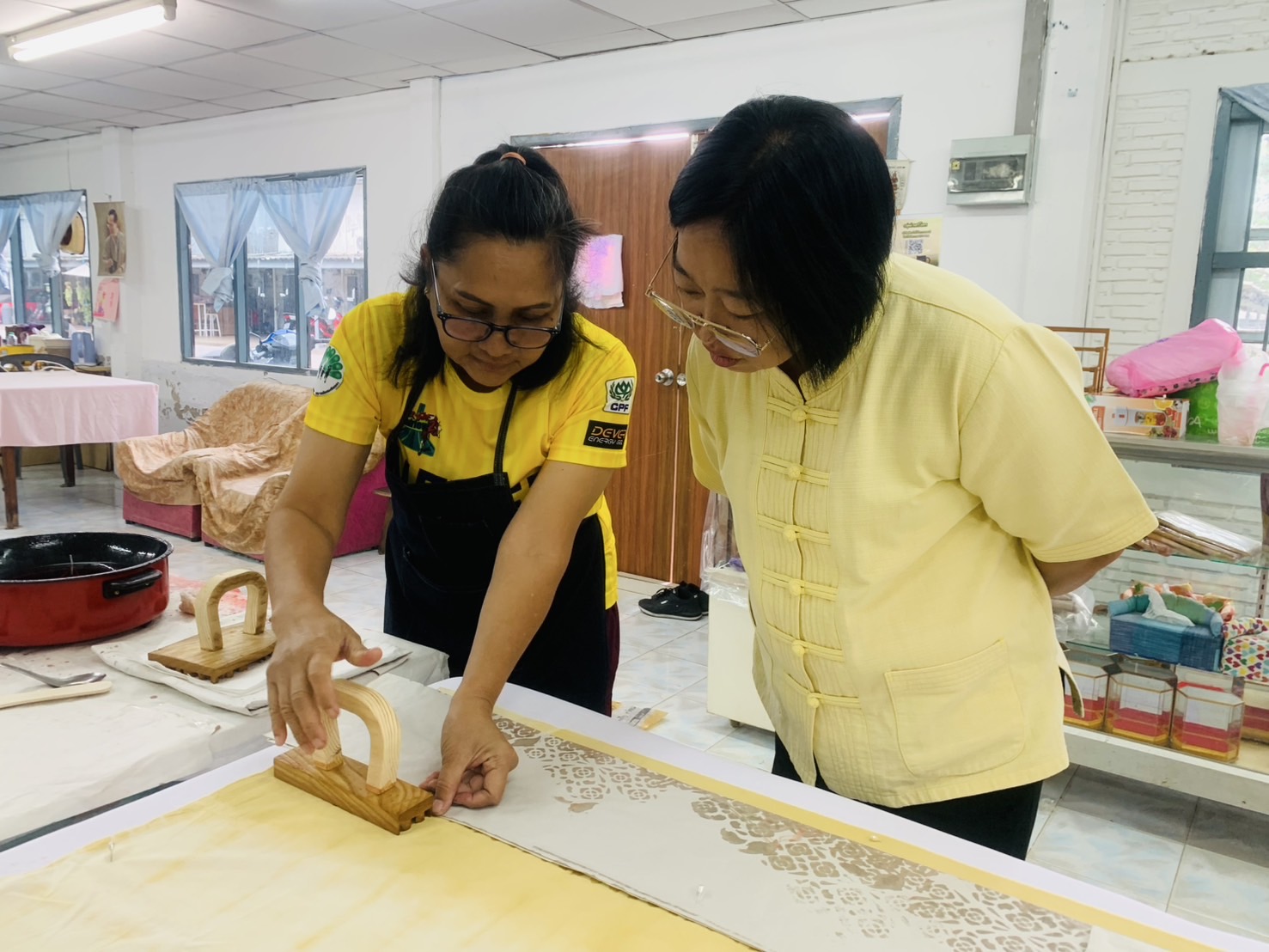 พช.ฉะเชิงเทรา ติดตาม ให้กำลังใจผู้ผลิต ผู้ประกอบการผ้า อ.เมืองฯ ร่วมส่งประกวดผ้าลายพระราชทาน “ผ้าลายสิริราชพัสตราภรณ์“ กลุ่มค่ายศรีโสธร