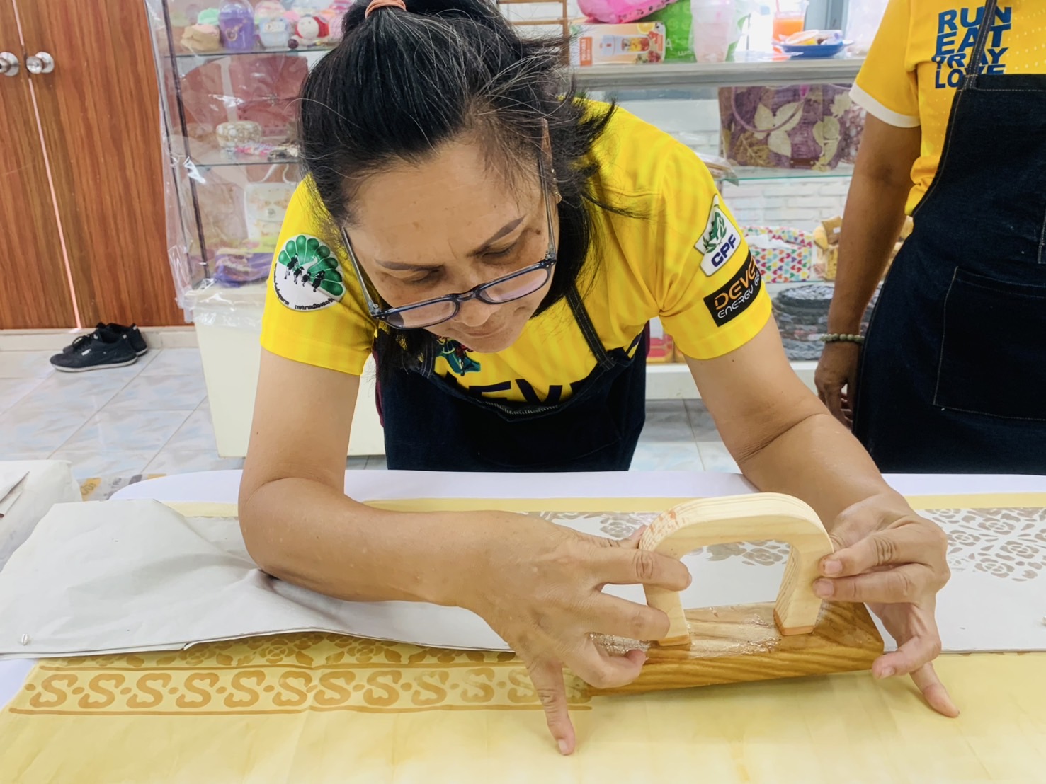 พช.ฉะเชิงเทรา ติดตาม ให้กำลังใจผู้ผลิต ผู้ประกอบการผ้า อ.เมืองฯ ร่วมส่งประกวดผ้าลายพระราชทาน “ผ้าลายสิริราชพัสตราภรณ์“ กลุ่มค่ายศรีโสธร