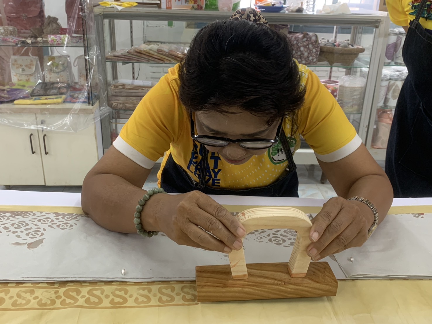 พช.ฉะเชิงเทรา ติดตาม ให้กำลังใจผู้ผลิต ผู้ประกอบการผ้า อ.เมืองฯ ร่วมส่งประกวดผ้าลายพระราชทาน “ผ้าลายสิริราชพัสตราภรณ์“ กลุ่มค่ายศรีโสธร