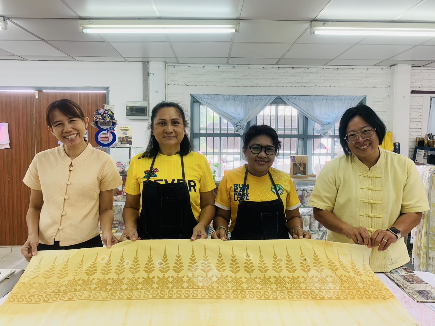 พช.ฉะเชิงเทรา ติดตาม ให้กำลังใจผู้ผลิต ผู้ประกอบการผ้า อ.เมืองฯ ร่วมส่งประกวดผ้าลายพระราชทาน “ผ้าลายสิริราชพัสตราภรณ์“ กลุ่มค่ายศรีโสธร