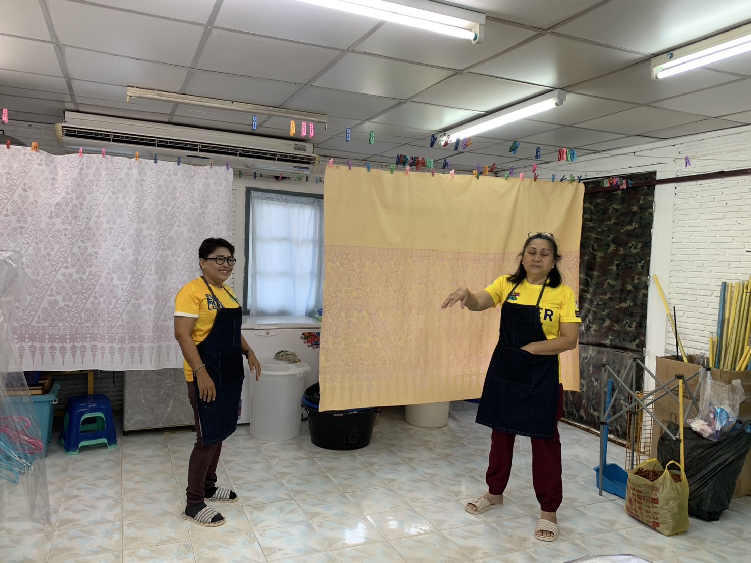 พช.ฉะเชิงเทรา ติดตาม ให้กำลังใจผู้ผลิต ผู้ประกอบการผ้า อ.เมืองฯ ร่วมส่งประกวดผ้าลายพระราชทาน “ผ้าลายสิริราชพัสตราภรณ์“ กลุ่มค่ายศรีโสธร