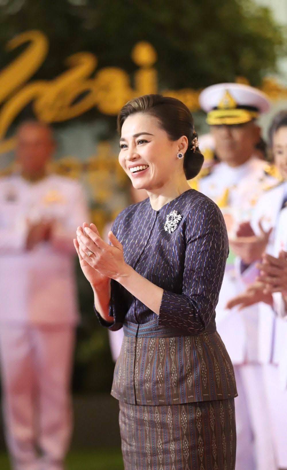 พช.ฉะเชิงเทรา นำต้นกล้ากองทุนแม่ของแผ่นดิน เข้าร่วมรับพระราชทานเงินขวัญถุง และเฝ้ารับเสด็จสมเด็จพระนางเจ้าฯ พระบรมราชินี ในงานมหกรรมกองทุนแม่ของแผ่นดิน ปี 2568