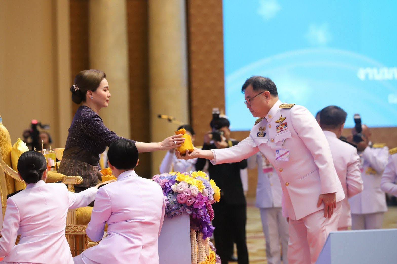 พช.ฉะเชิงเทรา นำต้นกล้ากองทุนแม่ของแผ่นดิน เข้าร่วมรับพระราชทานเงินขวัญถุง และเฝ้ารับเสด็จสมเด็จพระนางเจ้าฯ พระบรมราชินี ในงานมหกรรมกองทุนแม่ของแผ่นดิน ปี 2568