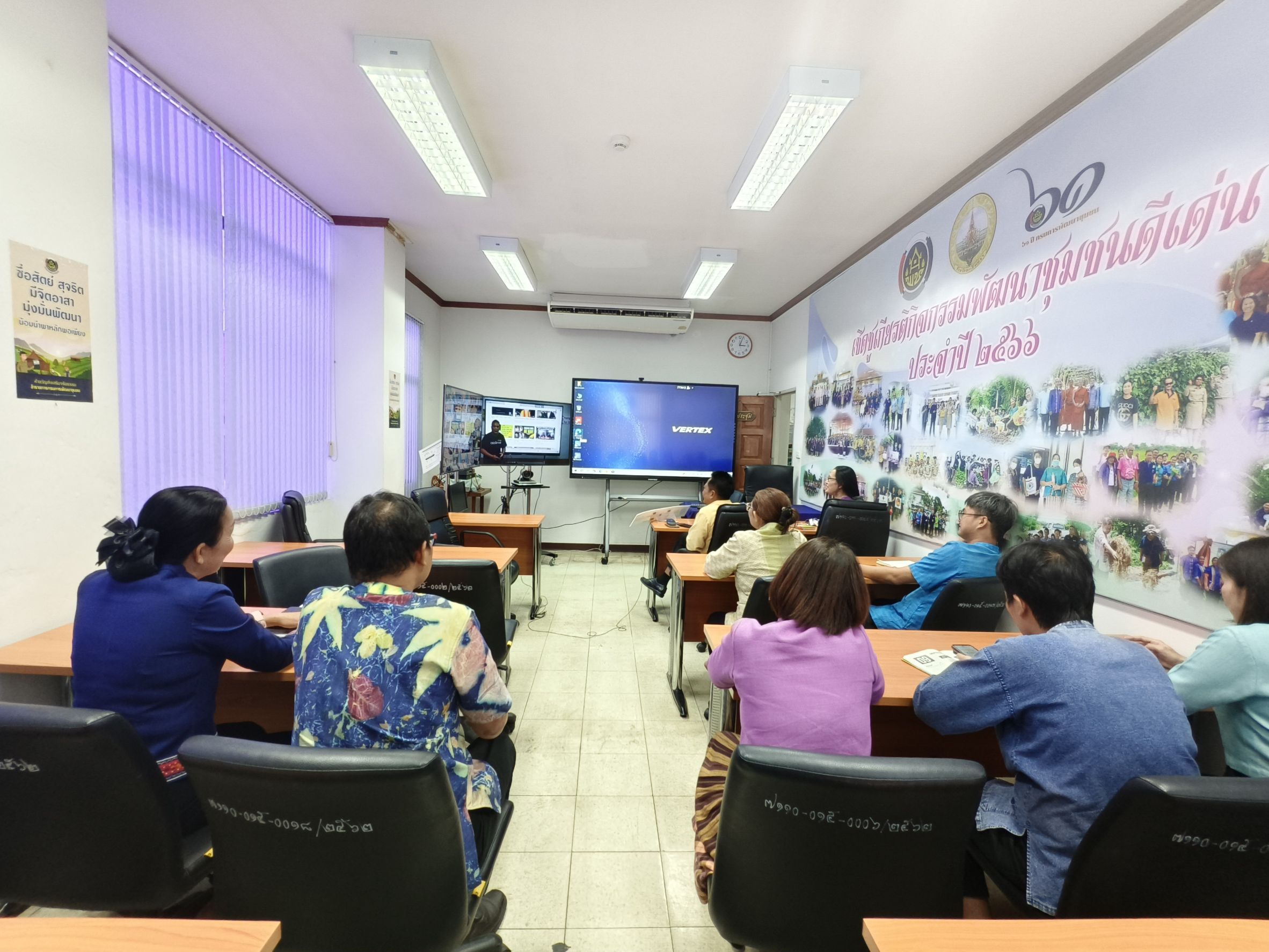 🖥️ สำนักงานพัฒนาชุมชนจังหวัดฉะเชิงเทรา ร่วมอบรมการใช้งาน “จอสัมผัสอัจฉริยะ” รองรับการทำงานยุคดิจิทัล 🚀