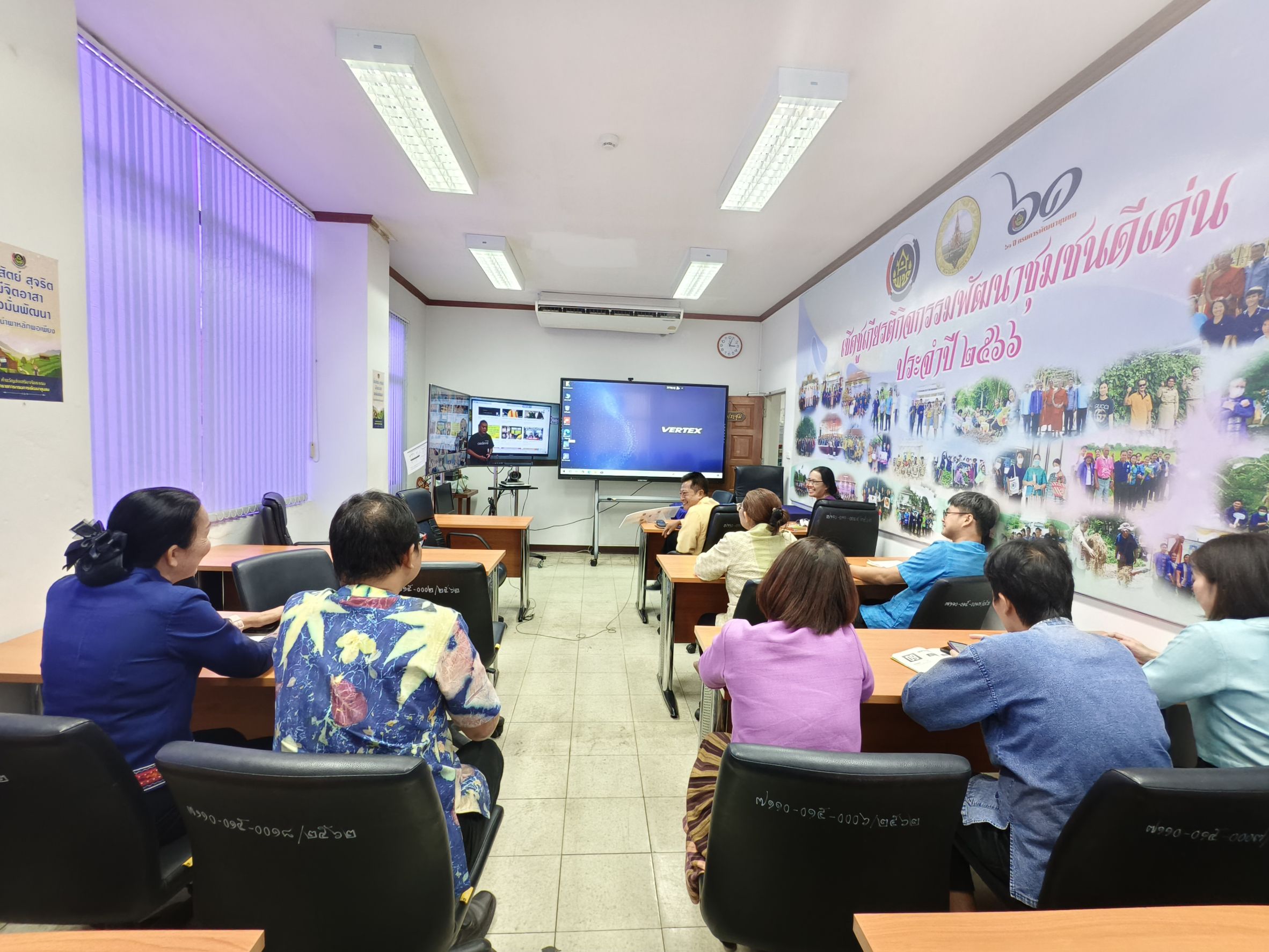 🖥️ สำนักงานพัฒนาชุมชนจังหวัดฉะเชิงเทรา ร่วมอบรมการใช้งาน “จอสัมผัสอัจฉริยะ” รองรับการทำงานยุคดิจิทัล 🚀