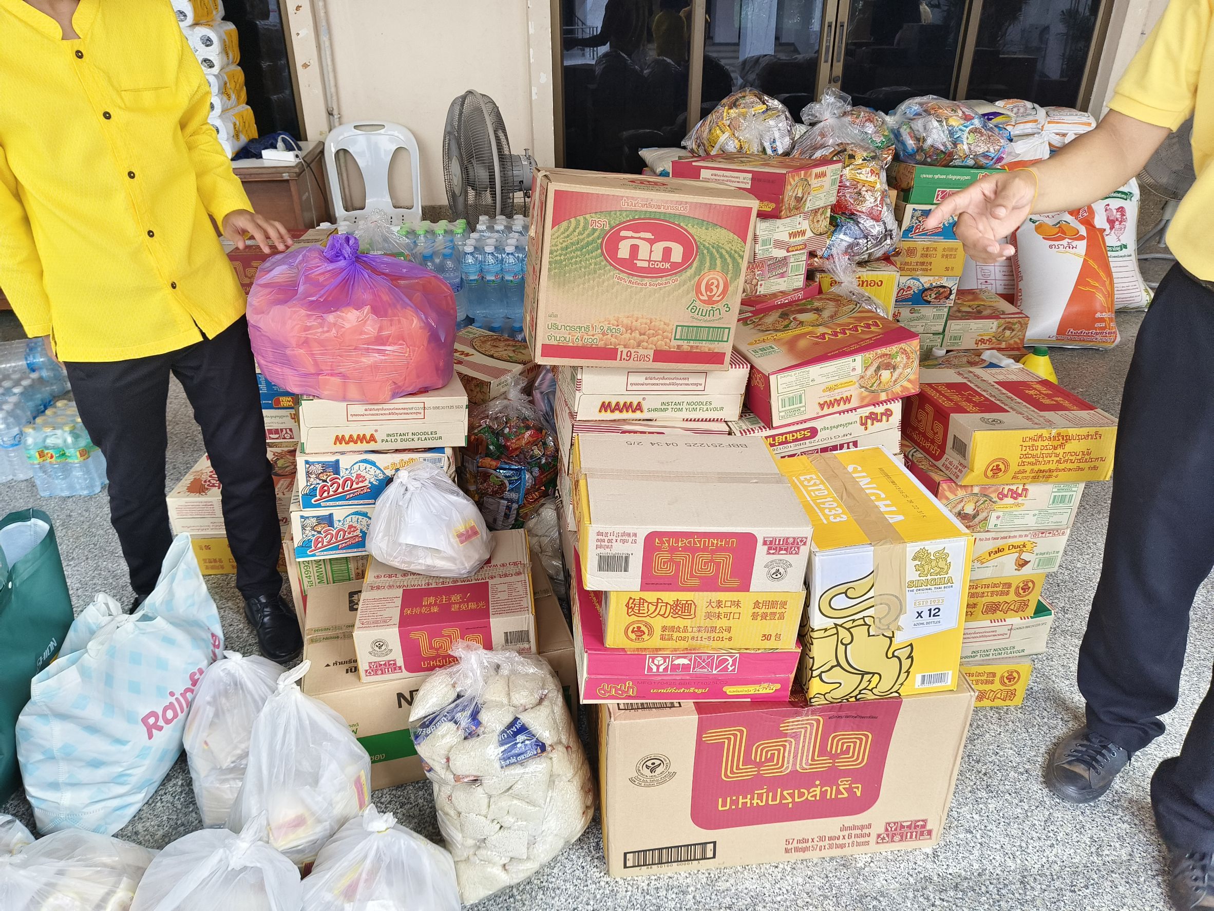 พช.แปดริ้วรวมพลังน้ำใจ! บริจาคสิ่งของจำเป็นส่งต่อกำลังใจให้ทหารชายแดนไทย-กัมพูชา