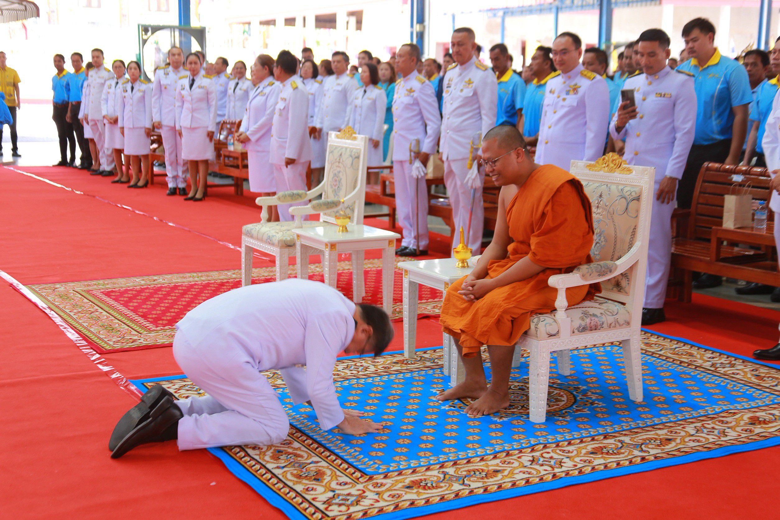 พช.ฉะเชิงเทราจัดพิธีมอบเงินพระราชทานขวัญถุงกองทุนแม่ของแผ่นดิน แก่ 13 หมู่บ้านต้นกล้า สืบสานพระราชปณิธานสู่ชุมชน