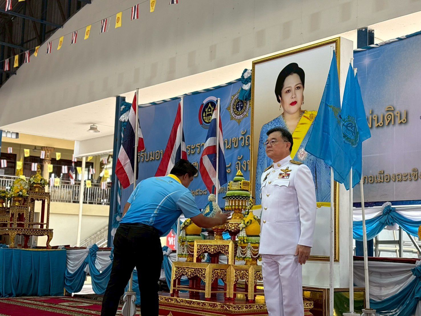 พช.ฉะเชิงเทราจัดพิธีมอบเงินพระราชทานขวัญถุงกองทุนแม่ของแผ่นดิน แก่ 13 หมู่บ้านต้นกล้า สืบสานพระราชปณิธานสู่ชุมชน