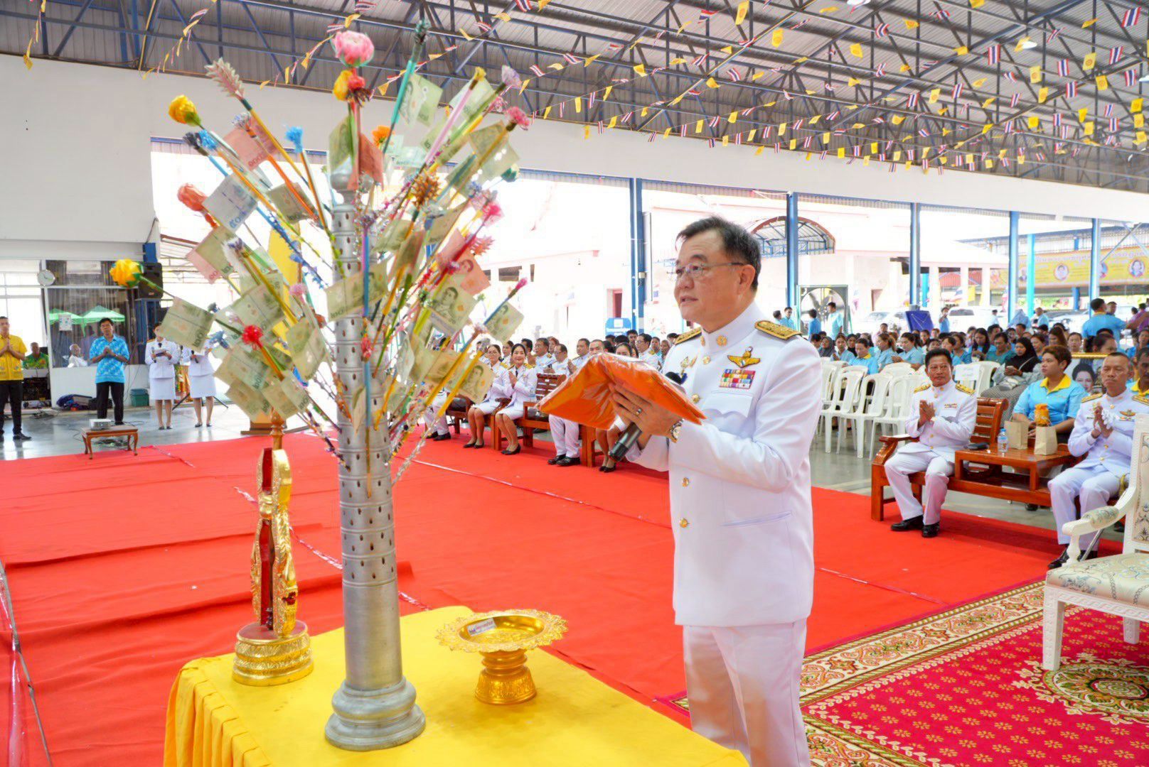 พช.ฉะเชิงเทราจัดพิธีมอบเงินพระราชทานขวัญถุงกองทุนแม่ของแผ่นดิน แก่ 13 หมู่บ้านต้นกล้า สืบสานพระราชปณิธานสู่ชุมชน