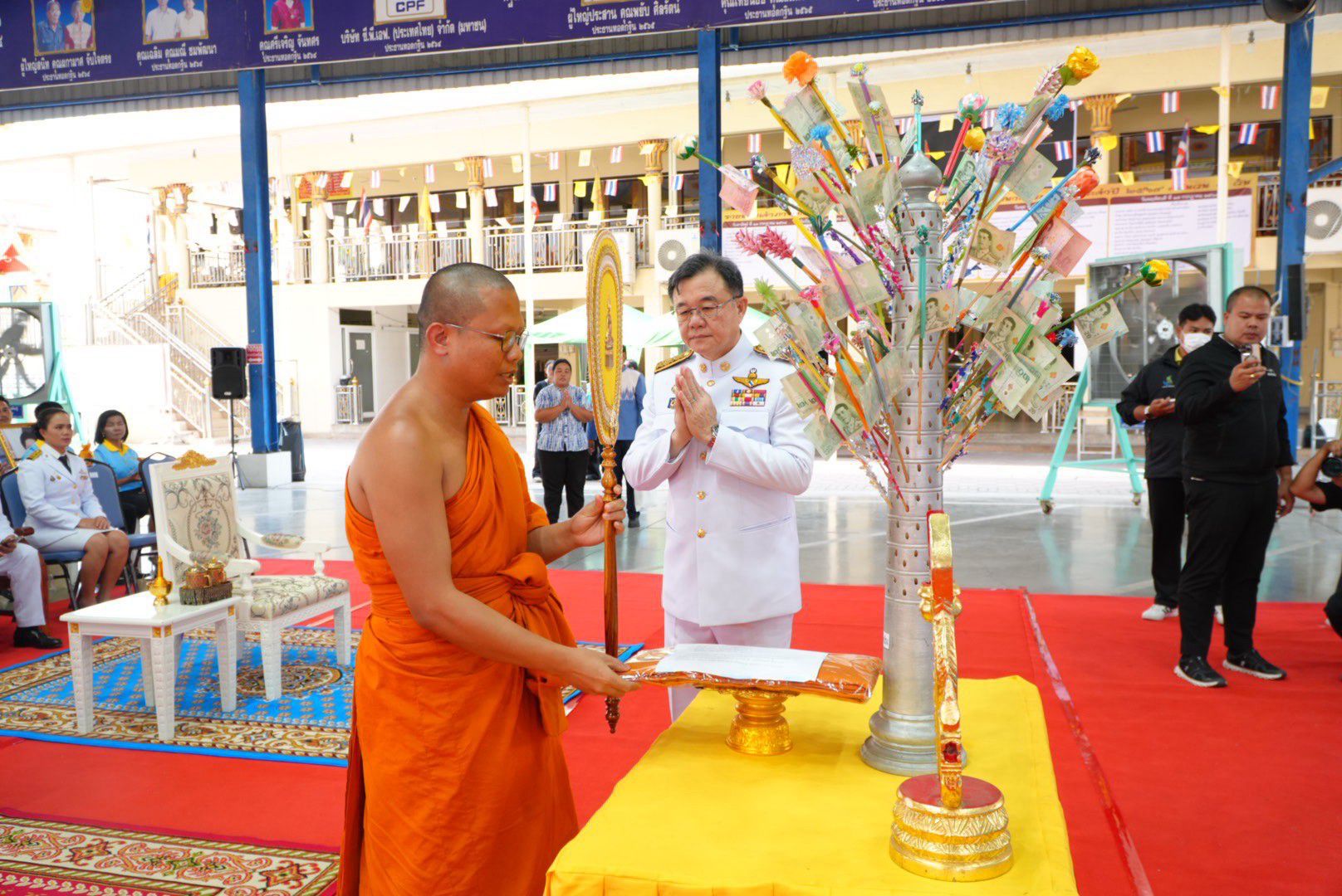 พช.ฉะเชิงเทราจัดพิธีมอบเงินพระราชทานขวัญถุงกองทุนแม่ของแผ่นดิน แก่ 13 หมู่บ้านต้นกล้า สืบสานพระราชปณิธานสู่ชุมชน