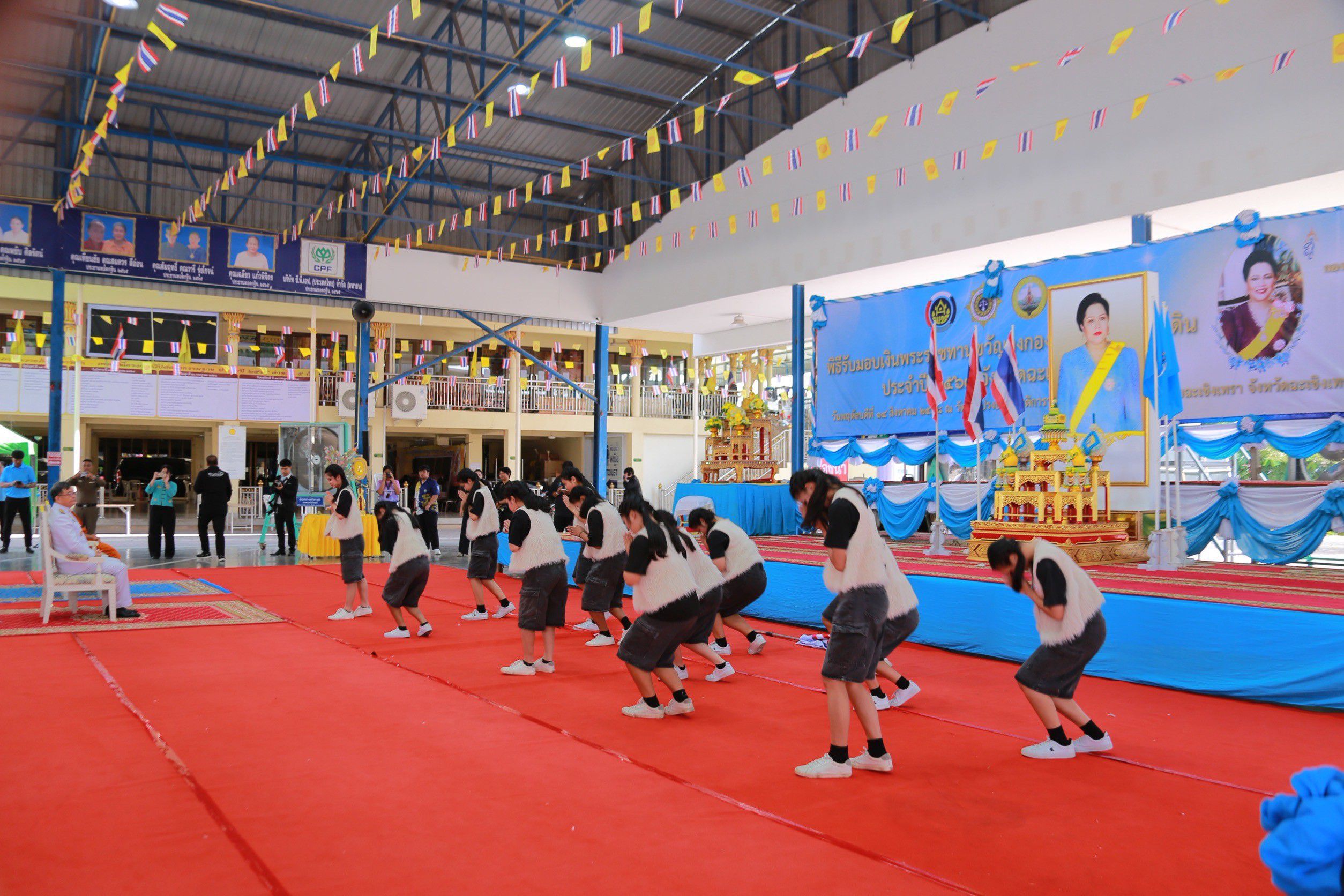 พช.ฉะเชิงเทราจัดพิธีมอบเงินพระราชทานขวัญถุงกองทุนแม่ของแผ่นดิน แก่ 13 หมู่บ้านต้นกล้า สืบสานพระราชปณิธานสู่ชุมชน