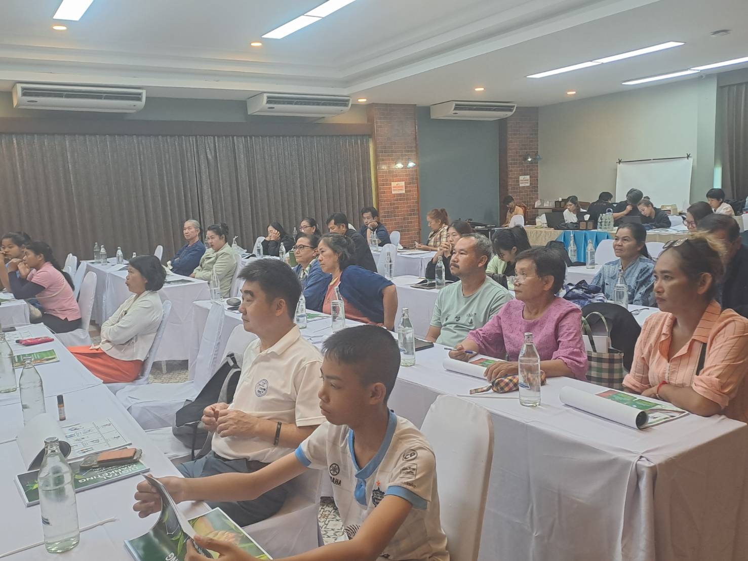 พช. ฉะเชิงเทรา ดำเนินโครงการเสริมสร้างรายได้ด้วยเครือข่ายเกษตรปลอดภัย กิจกรรมหลักที่ ๑ ส่งเสริมและพัฒนาศักยภาพเครือข่ายเกษตรปลอดภัยระดับจังหวัด กิจกรรมประชุมเชิงปฏิบัติการการส่งเสริมและพัฒนาศักยภาพเครือข่ายเกษตรปลอดภัยระดับจังหวัด