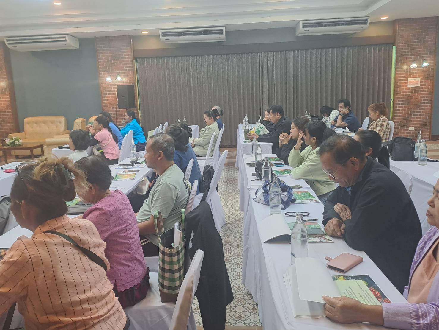 พช. ฉะเชิงเทรา ดำเนินโครงการเสริมสร้างรายได้ด้วยเครือข่ายเกษตรปลอดภัย กิจกรรมหลักที่ ๑ ส่งเสริมและพัฒนาศักยภาพเครือข่ายเกษตรปลอดภัยระดับจังหวัด กิจกรรมประชุมเชิงปฏิบัติการการส่งเสริมและพัฒนาศักยภาพเครือข่ายเกษตรปลอดภัยระดับจังหวัด