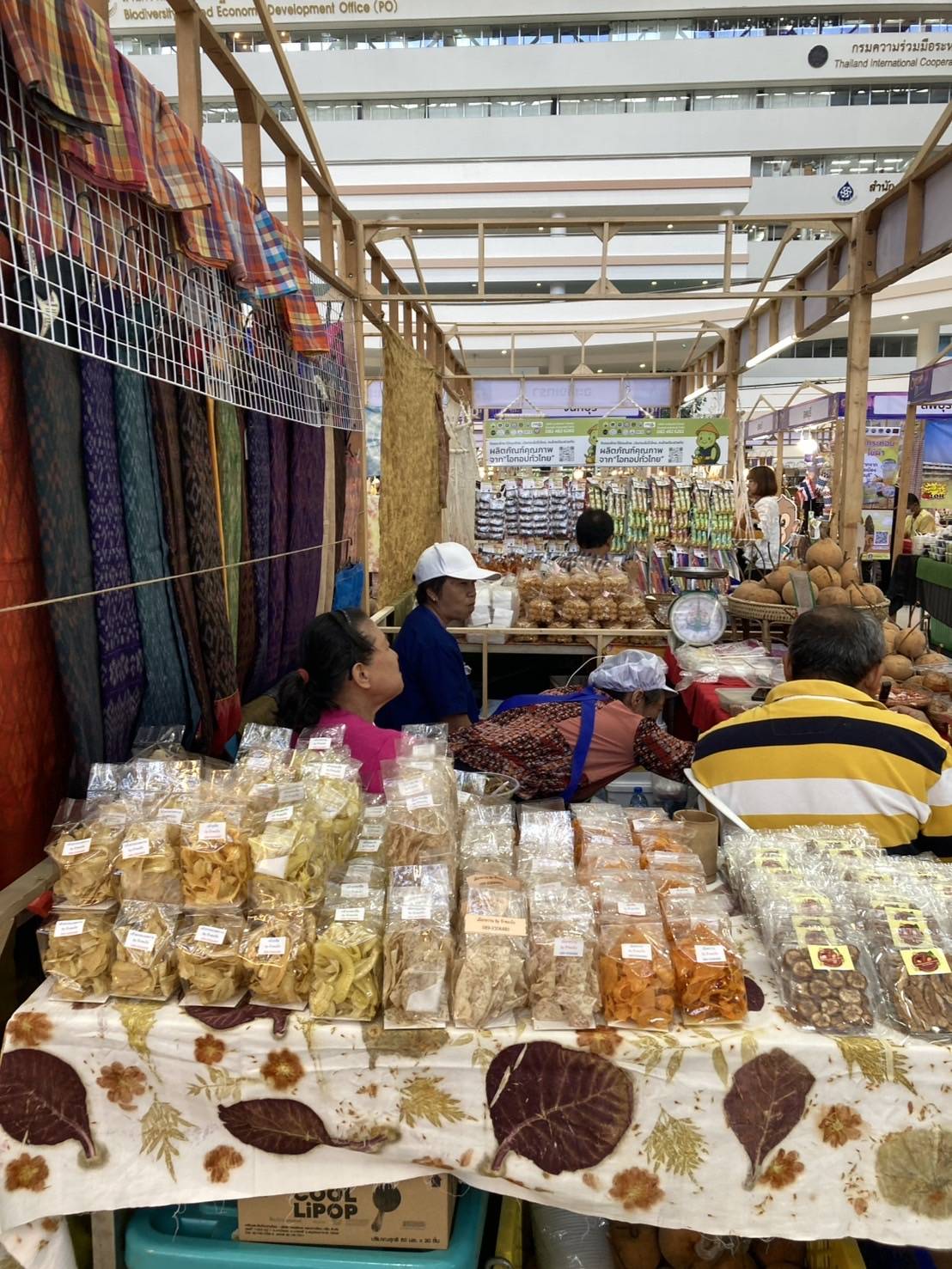 พช.ฉะเชิงเทรา ร่วมกิจกรรมการประชาสัมพันธ์สร้างการรับรู้การพัฒนาผลิตภัณฑ์ OTOP  กลุ่มปรับตัวสู่การพัฒนา (Quadrant D) ให้มีคุณภาพ มาตรฐาน