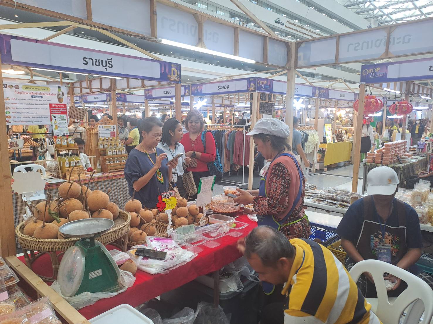 พช.ฉะเชิงเทรา ร่วมกิจกรรมการประชาสัมพันธ์สร้างการรับรู้การพัฒนาผลิตภัณฑ์ OTOP  กลุ่มปรับตัวสู่การพัฒนา (Quadrant D) ให้มีคุณภาพ มาตรฐาน