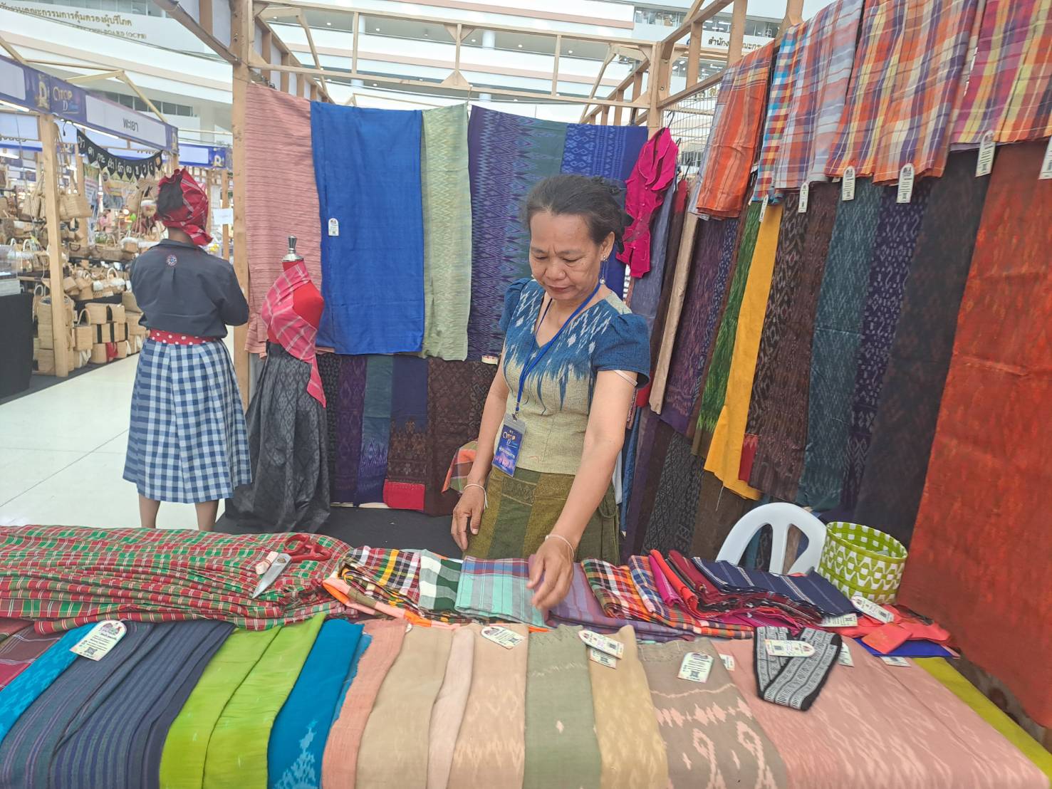 พช.ฉะเชิงเทรา ร่วมกิจกรรมการประชาสัมพันธ์สร้างการรับรู้การพัฒนาผลิตภัณฑ์ OTOP  กลุ่มปรับตัวสู่การพัฒนา (Quadrant D) ให้มีคุณภาพ มาตรฐาน