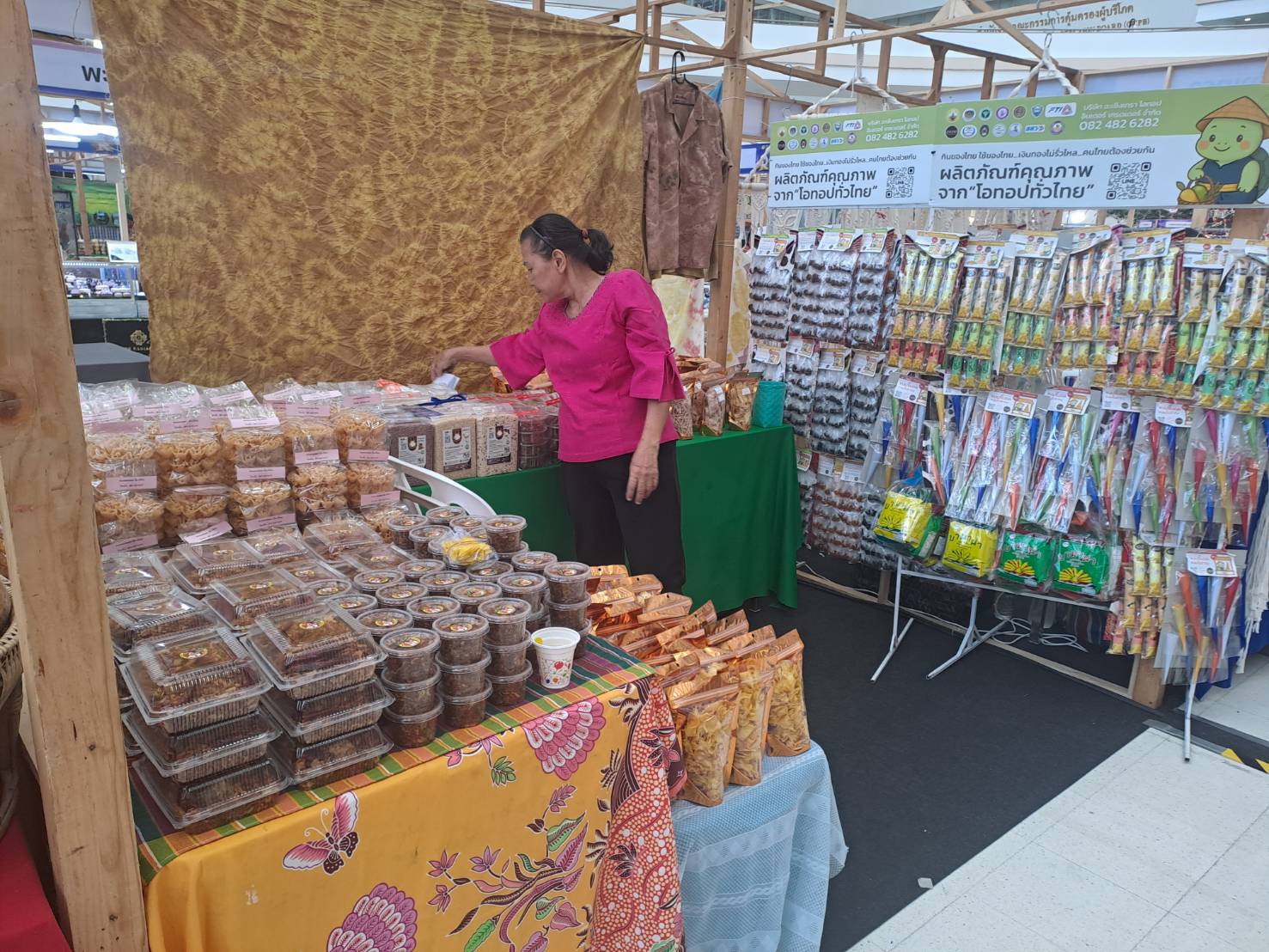 พช.ฉะเชิงเทรา ร่วมกิจกรรมการประชาสัมพันธ์สร้างการรับรู้การพัฒนาผลิตภัณฑ์ OTOP  กลุ่มปรับตัวสู่การพัฒนา (Quadrant D) ให้มีคุณภาพ มาตรฐาน