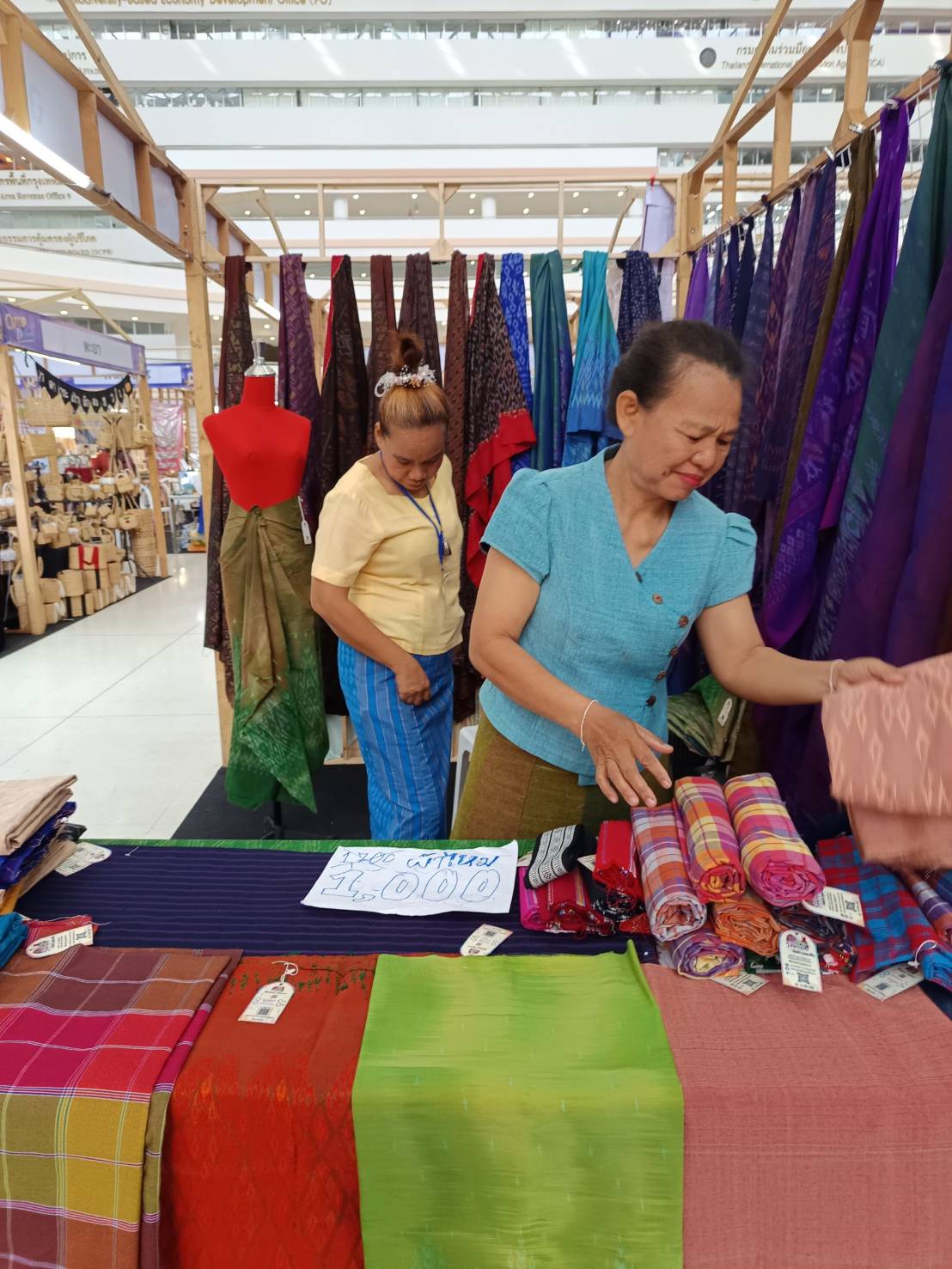 พช.ฉะเชิงเทรา ร่วมกิจกรรมการประชาสัมพันธ์สร้างการรับรู้การพัฒนาผลิตภัณฑ์ OTOP  กลุ่มปรับตัวสู่การพัฒนา (Quadrant D) ให้มีคุณภาพ มาตรฐาน (วันที่ 5)