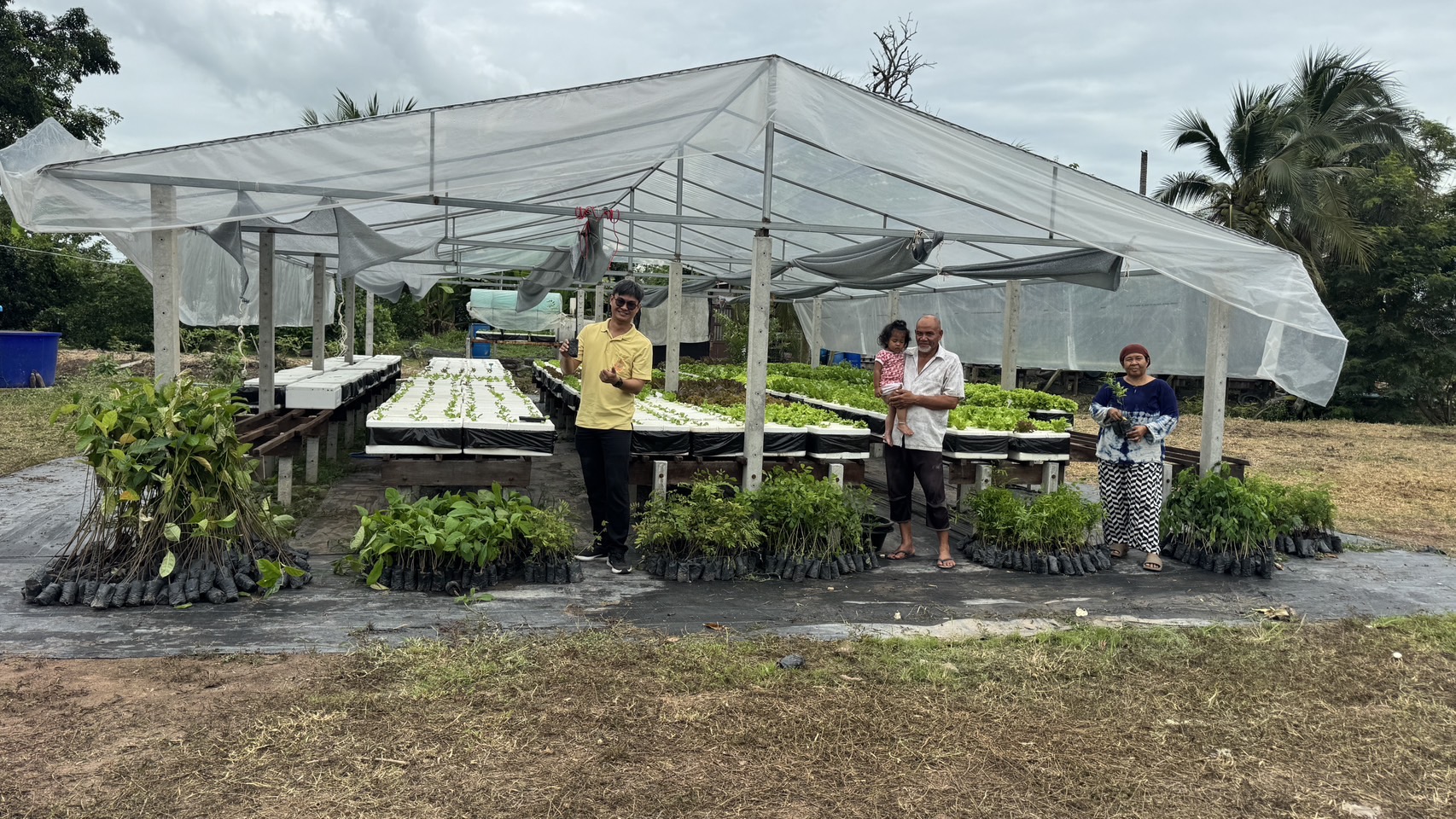 พช.ฉะเชิงเทรา รับมอบต้นกล้า 2,000 ต้น เตรียมพร้อมกิจกรรมเฉลิมพระเกียรติฯ ที่ “โคก หนอง นา” บางน้ำเปรี้ยว