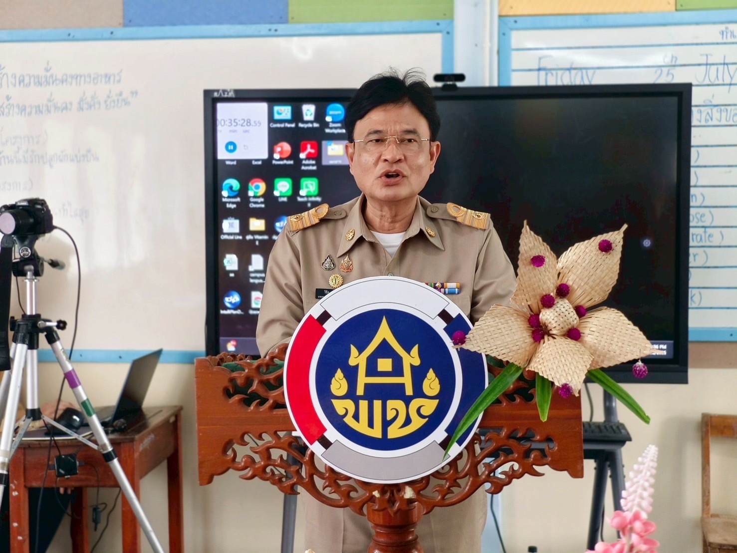 ผู้นำการเปลี่ยนแปลงตำบลเมืองใหม่ ฉะเชิงเทรา โชว์ผลสำเร็จบนเวทีระดับประเทศ ณ โรงเรียนวัดแสนภุมราวาส มหกรรม “ตำบลเข้มแข็งตามหลักเศรษฐกิจพอเพียง”