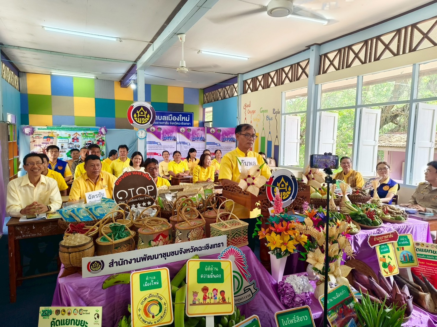 ผู้นำการเปลี่ยนแปลงตำบลเมืองใหม่ ฉะเชิงเทรา โชว์ผลสำเร็จบนเวทีระดับประเทศ ณ โรงเรียนวัดแสนภุมราวาส มหกรรม “ตำบลเข้มแข็งตามหลักเศรษฐกิจพอเพียง”