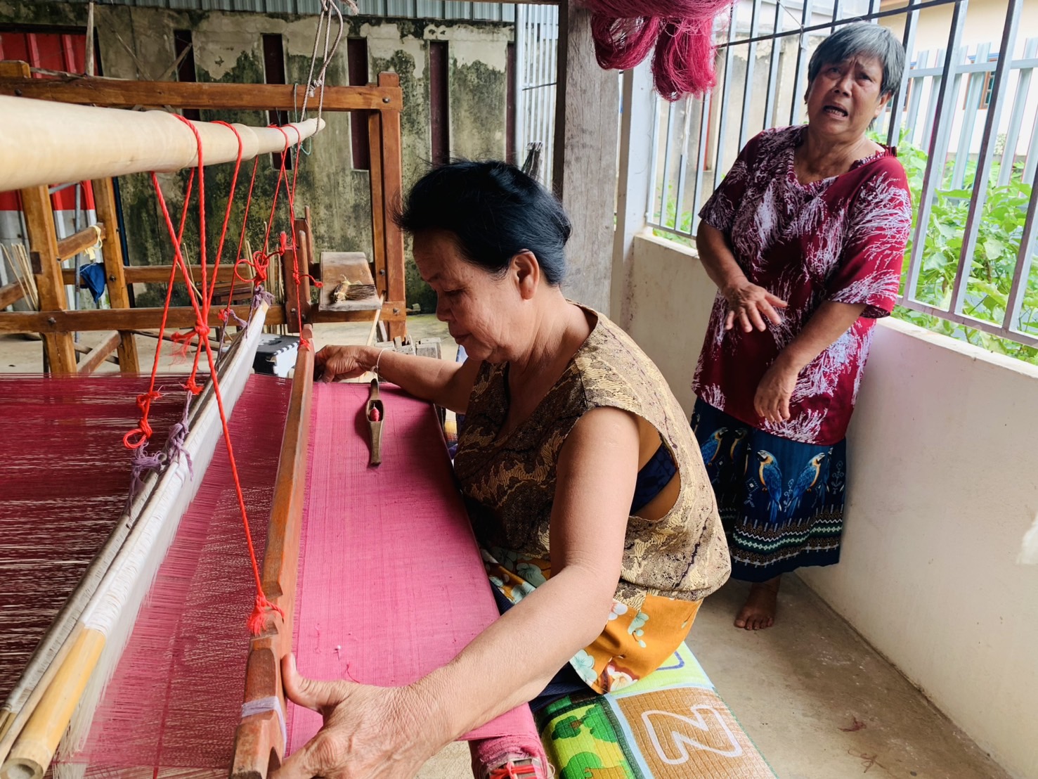 พช.ฉะเชิงเทรา ติดตาม ให้กำลังใจผู้ผลิต ผู้ประกอบการผ้าไทย อ.เมืองฯ ร่วมส่งประกวดผ้าลายพระราชทาน “ผ้าลายสิริราชพัสตราภรณ์“