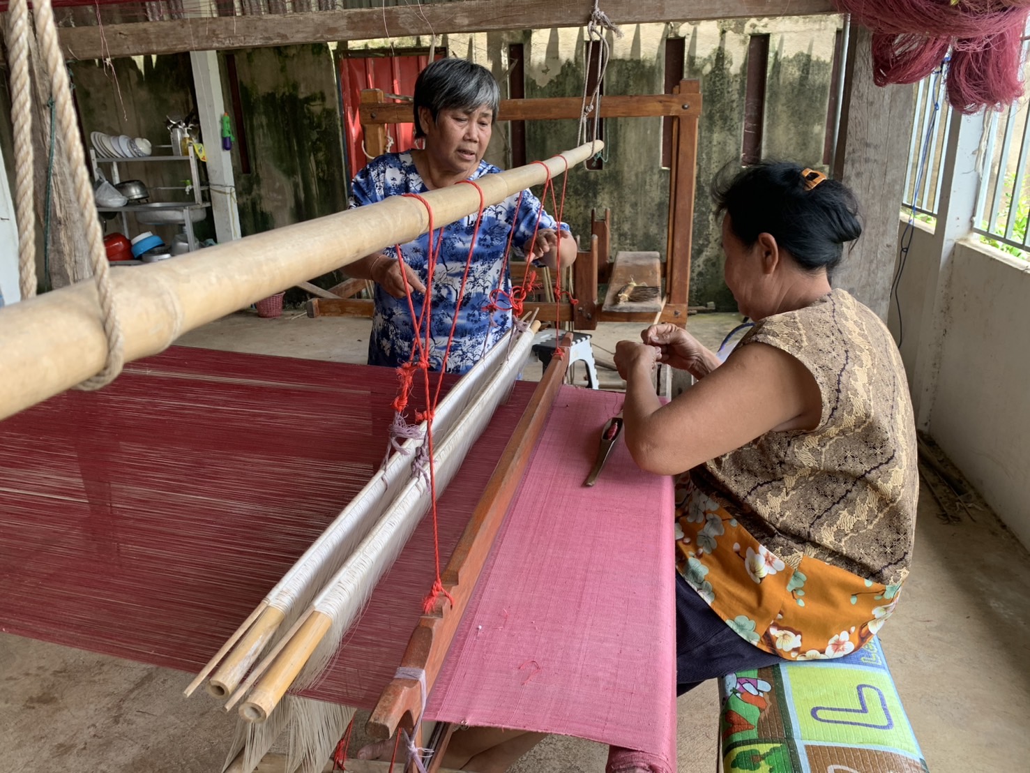 พช.ฉะเชิงเทรา ติดตาม ให้กำลังใจผู้ผลิต ผู้ประกอบการผ้าไทย อ.เมืองฯ ร่วมส่งประกวดผ้าลายพระราชทาน “ผ้าลายสิริราชพัสตราภรณ์“