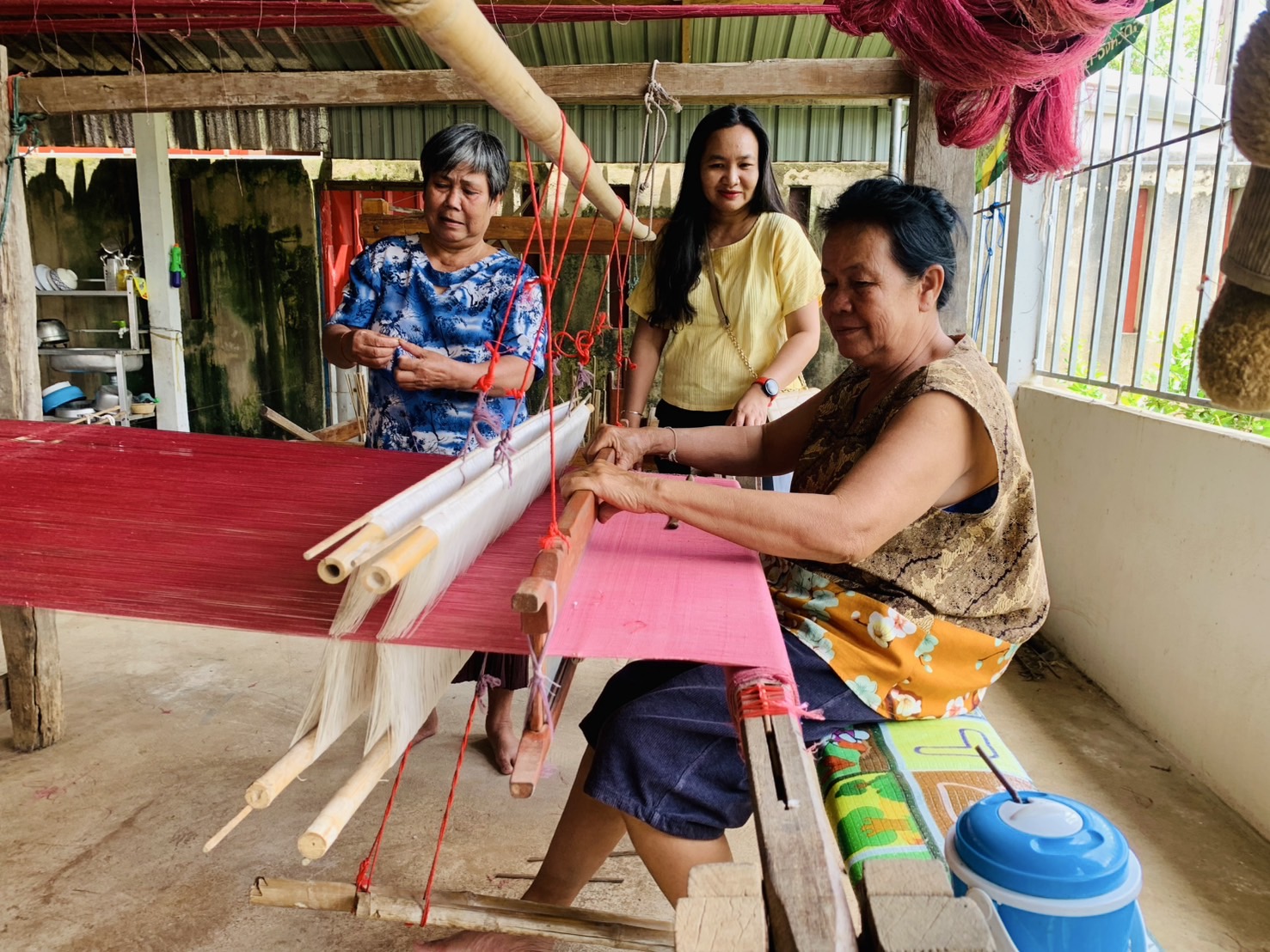 พช.ฉะเชิงเทรา ติดตาม ให้กำลังใจผู้ผลิต ผู้ประกอบการผ้าไทย อ.เมืองฯ ร่วมส่งประกวดผ้าลายพระราชทาน “ผ้าลายสิริราชพัสตราภรณ์“