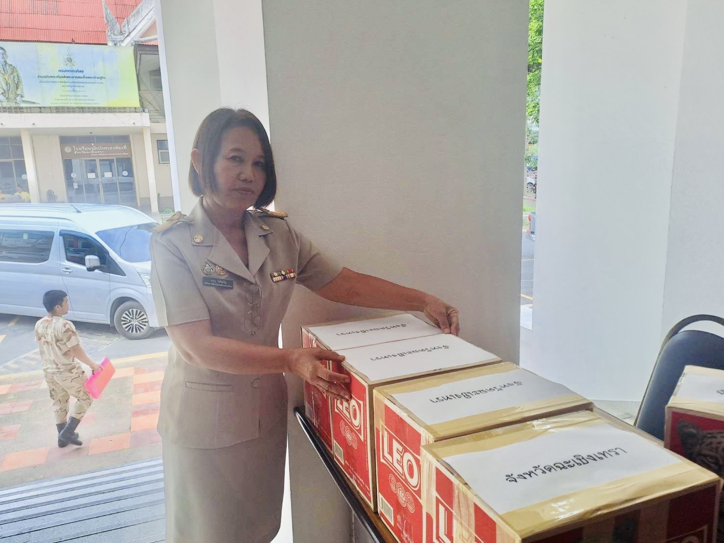 พช.ฉะเชิงเทรา ส่งมอบผลิตภัณฑ์ OTOP เพื่อสนับสนุนกิจกรรมมหาดไทยปันสุข