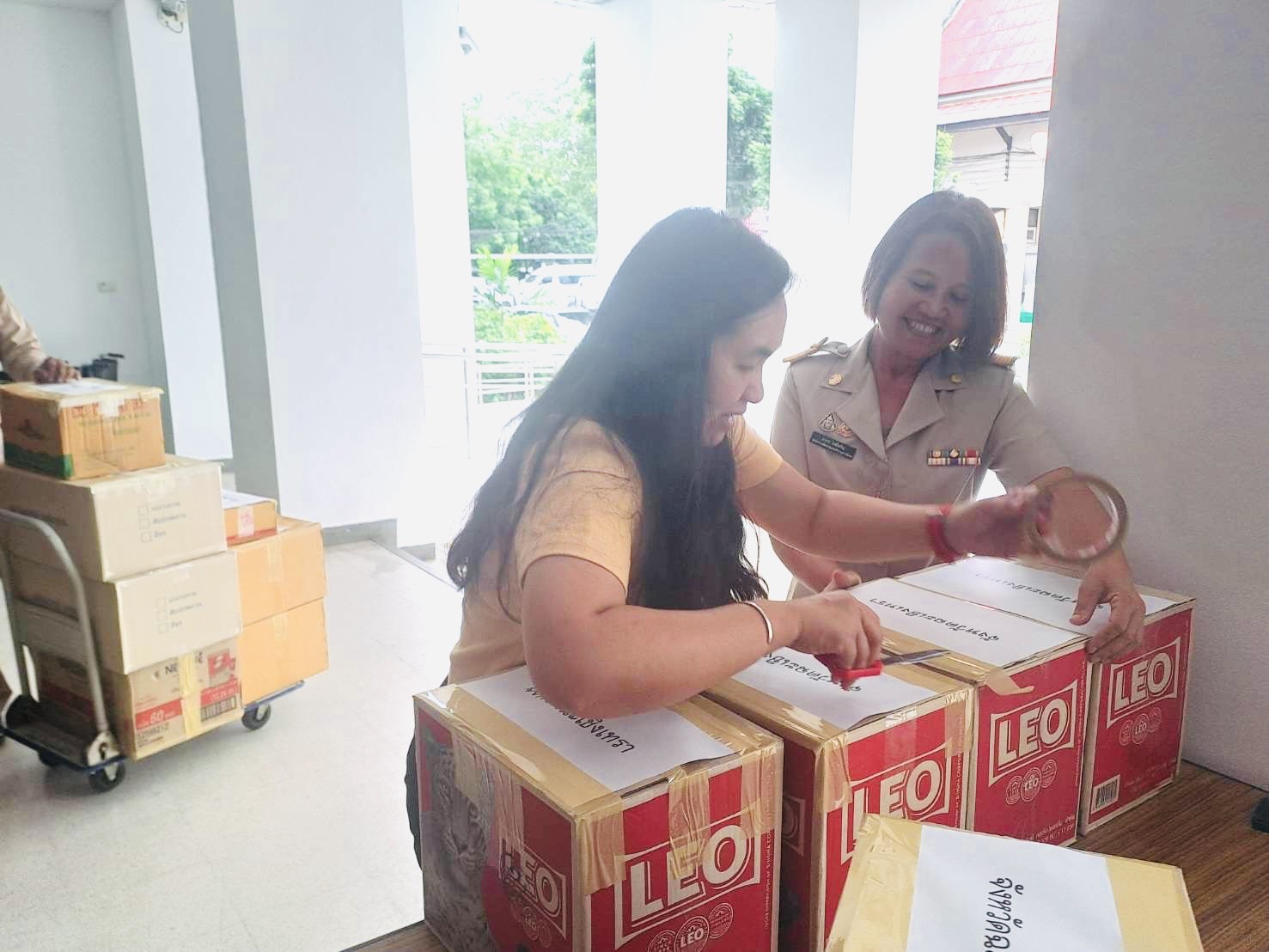 พช.ฉะเชิงเทรา ส่งมอบผลิตภัณฑ์ OTOP เพื่อสนับสนุนกิจกรรมมหาดไทยปันสุข