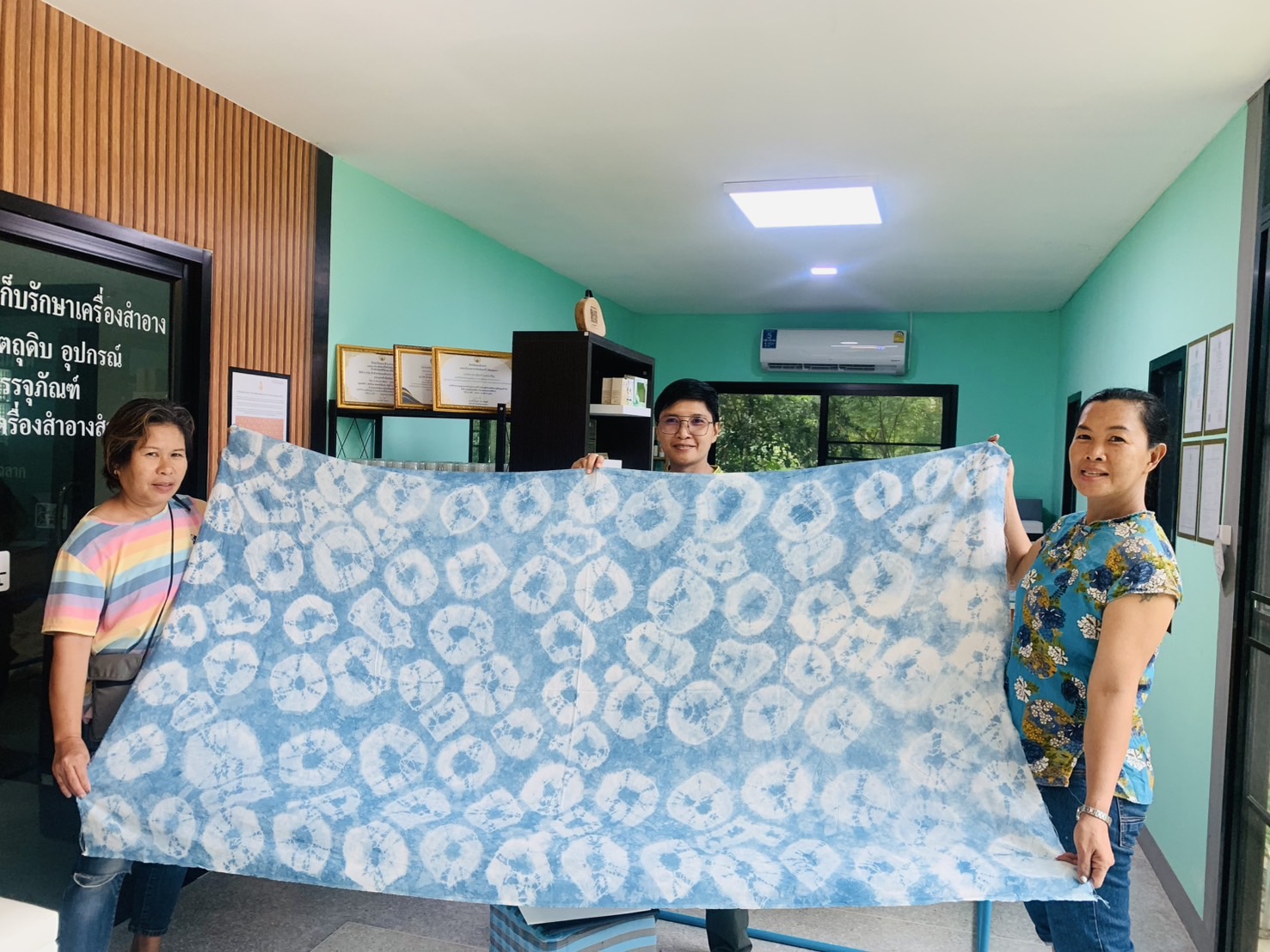 พช.ฉะเชิงเทรา ติดตาม ให้กำลังใจผู้ผลิต ผู้ประกอบการผ้าไทย  “มัดใจ มัดย้อม” ร่วมส่งประกวดผ้าลายพระราชทาน “ผ้าลายสิริราชพัสตราภรณ์“