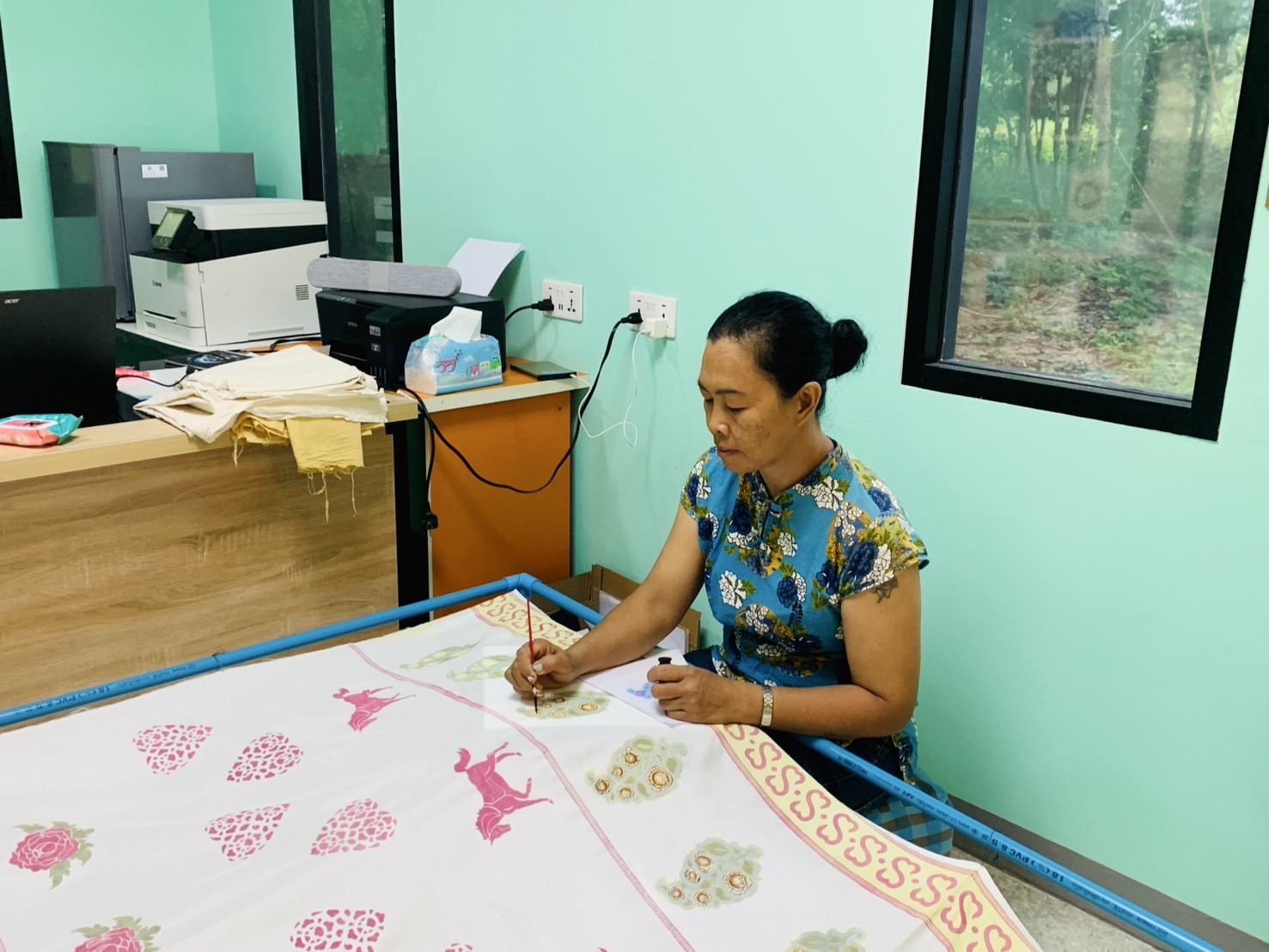 พช.ฉะเชิงเทรา ติดตาม ให้กำลังใจผู้ผลิต ผู้ประกอบการผ้าไทย  “มัดใจ มัดย้อม” ร่วมส่งประกวดผ้าลายพระราชทาน “ผ้าลายสิริราชพัสตราภรณ์“